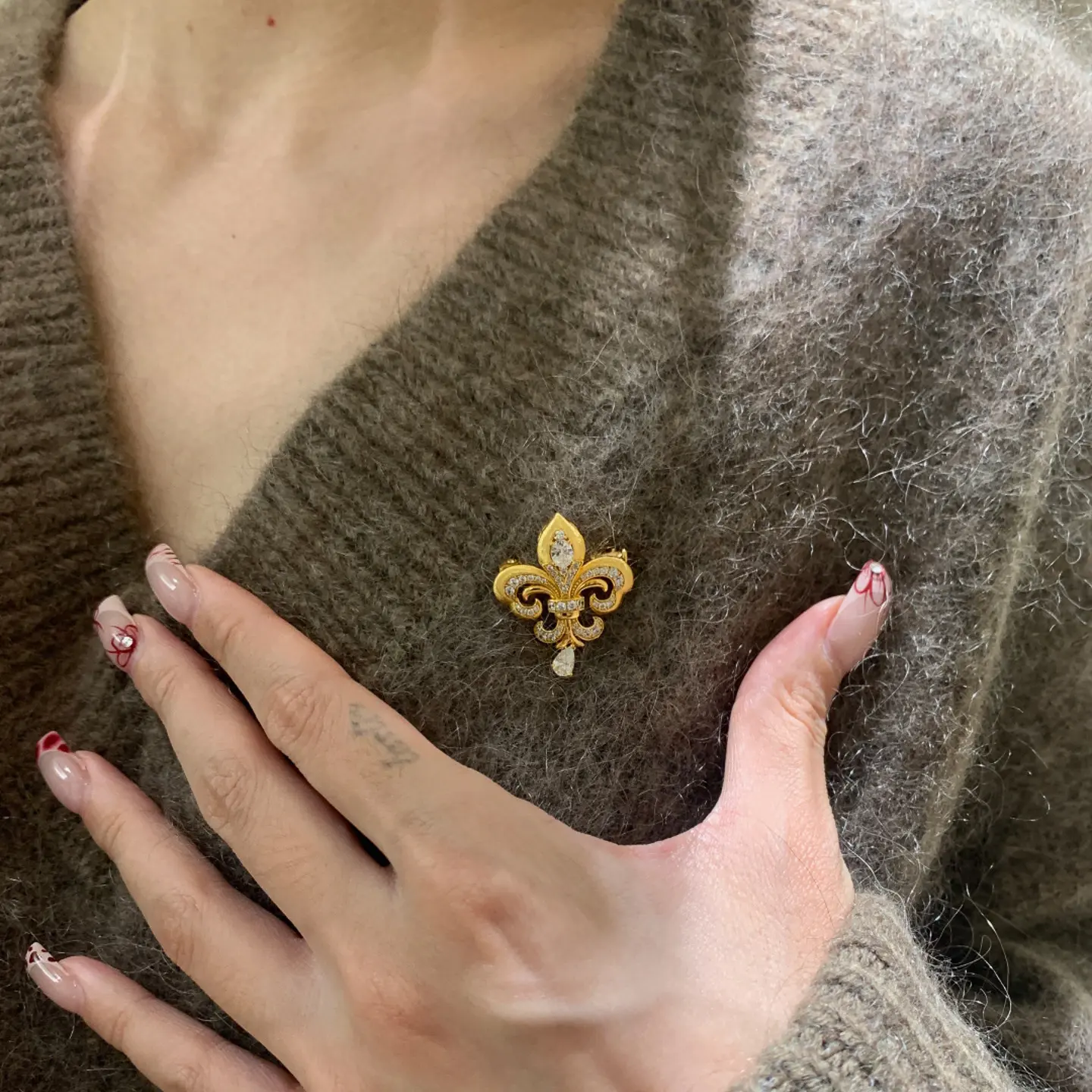 Stylish Gold-Tone Iris Brooch for Women: An exquisite vintage-style iris lapel pin featuring crystals and rhinestones; perfect for accessorizing sweaters, cardigans, or blazers—an ideal choice for bar parties.
