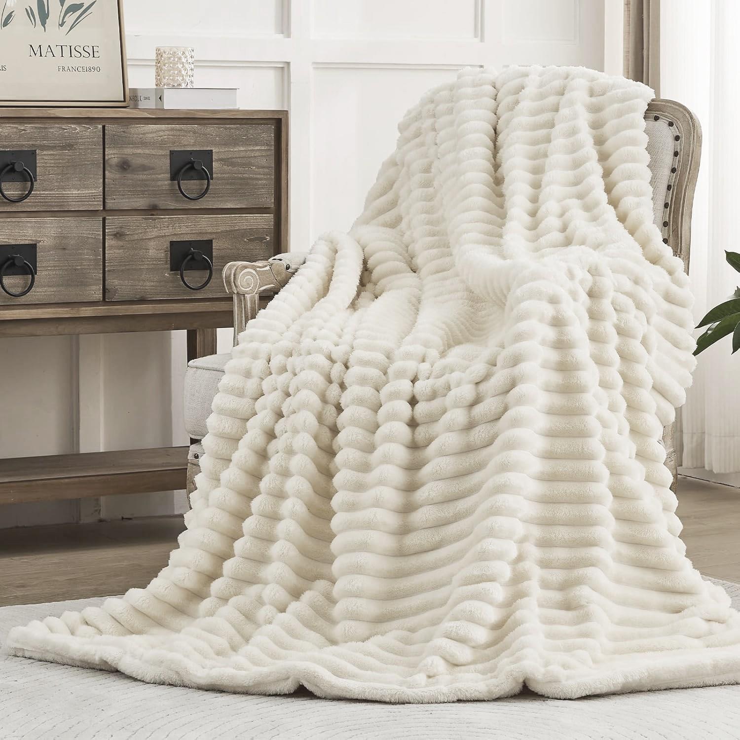 Soft Flannel Sofa Blanket, Comfortable Plush Striped Sofa Bed Cover, Lightweight Decorative Ribbed Rug, Ideal for Men and Women