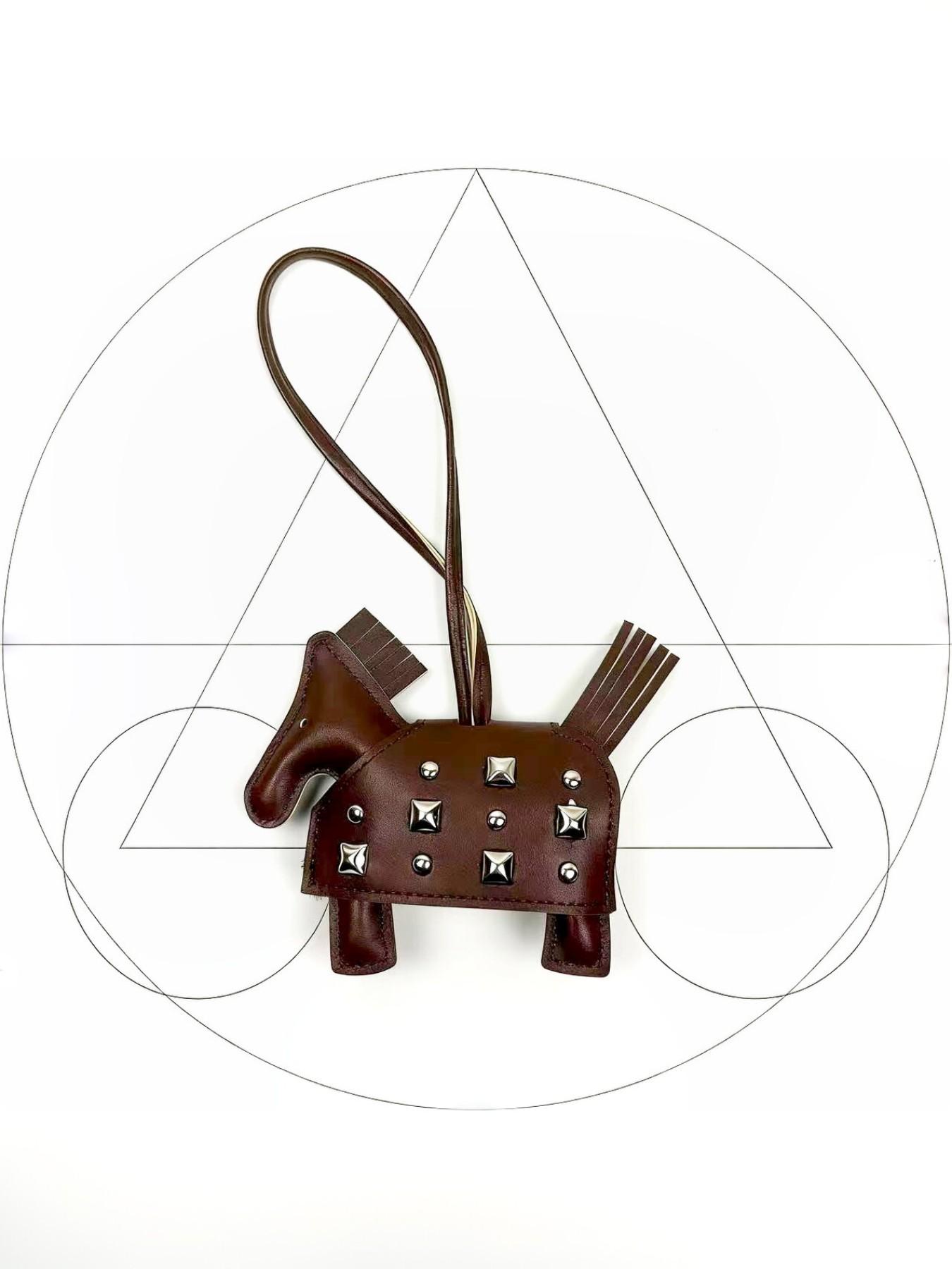 Double-Sided Stud Horse Bag Charm, Leather Handmade Warhorse Keychain Pendant, Creative Car Key Ring, Box Bag Accessory
