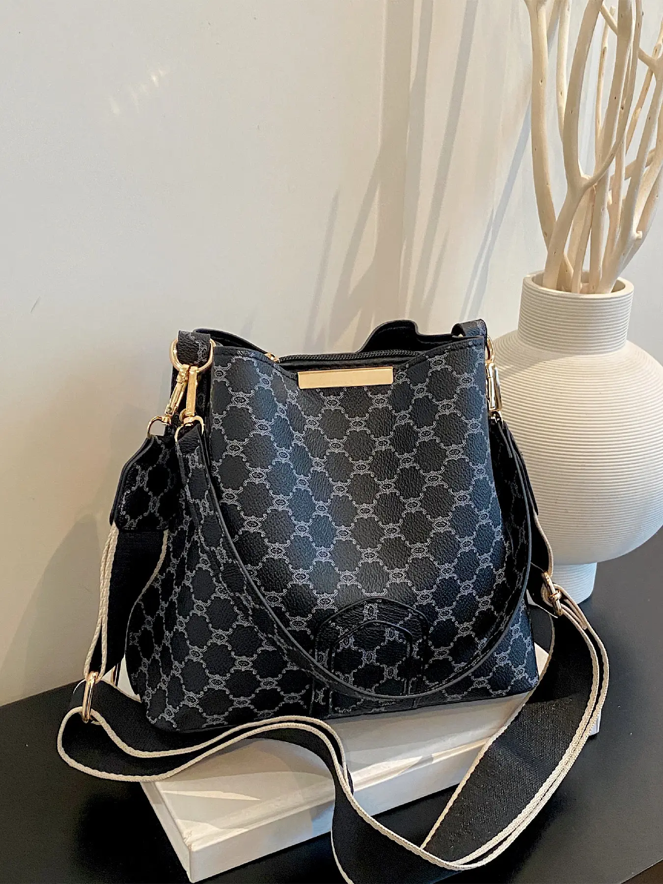 Ladies' retro geometric pattern decorative bucket bag can be slung over one shoulder, detachable wide shoulder strap, multi-purpose shoulder bag, suitable for daily work
