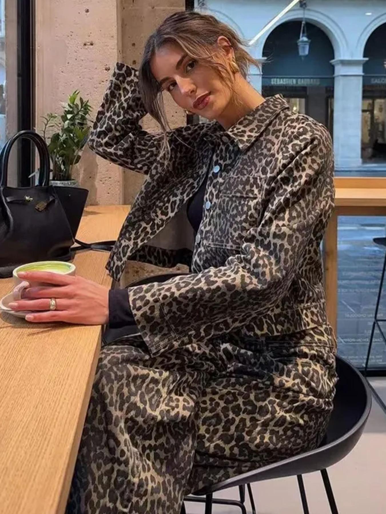 Women's Fashion Leopard Print Denim Jacket, Casual Loose Fit Outerwear for All Seasons, Stylish Water Washed Jean Coat