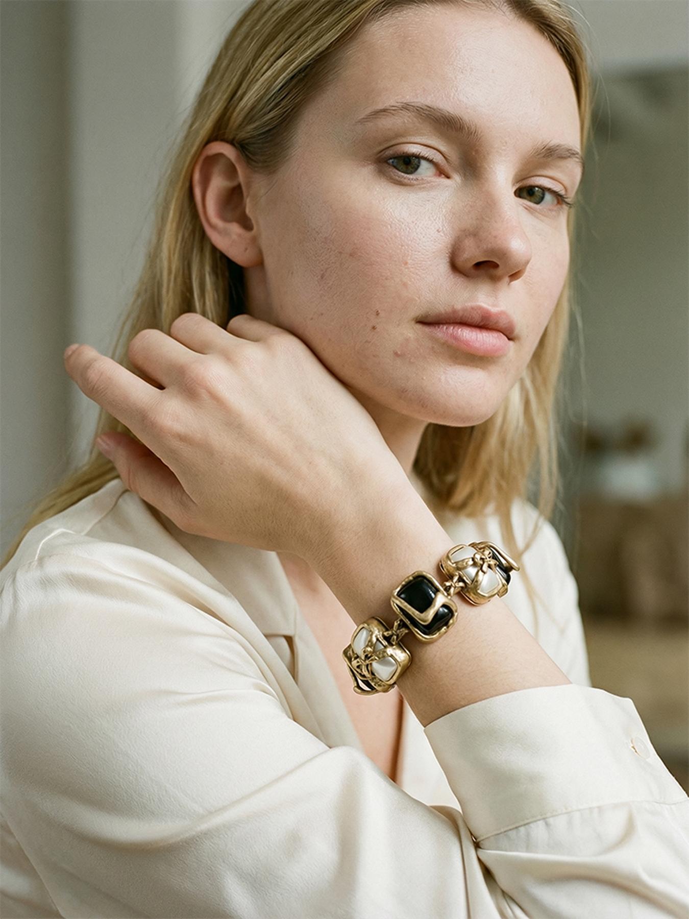 1 fashionable and elegant Baroque diamond encrusted bracelet, suitable for daily commuting, vacation and dating, and also a surprising and exquisite small gift.