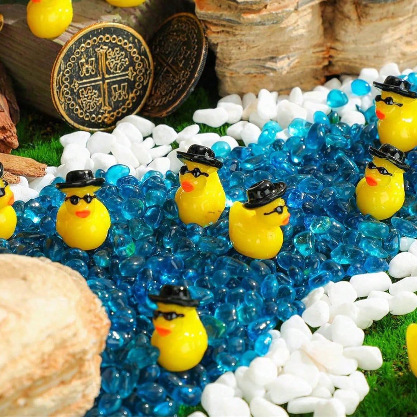 Mini Christmas Resin Ducks with Hats, Perfect for Crafts, Home Decor, Dollhouse Parties, Slime, Christmas Gifts, 50/30/15/5 Pieces