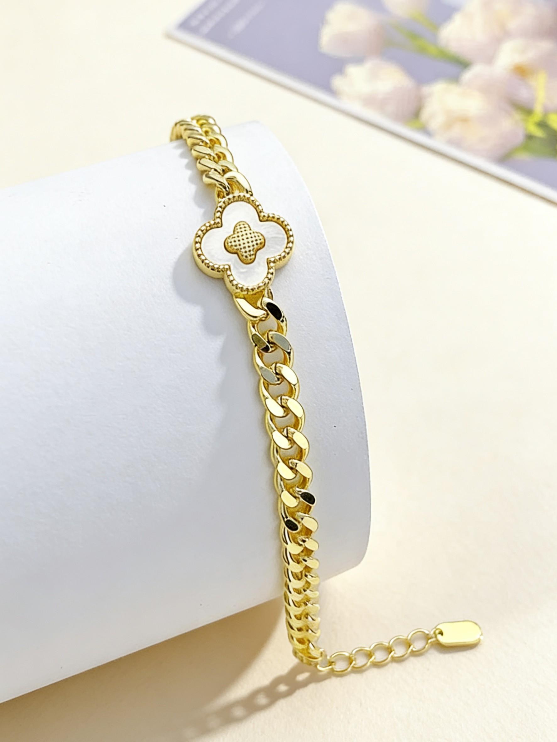 Women's shiny four-leaf clover floral shell 18K gold-plated jewelry bracelet, elegantly designed for daily wear.