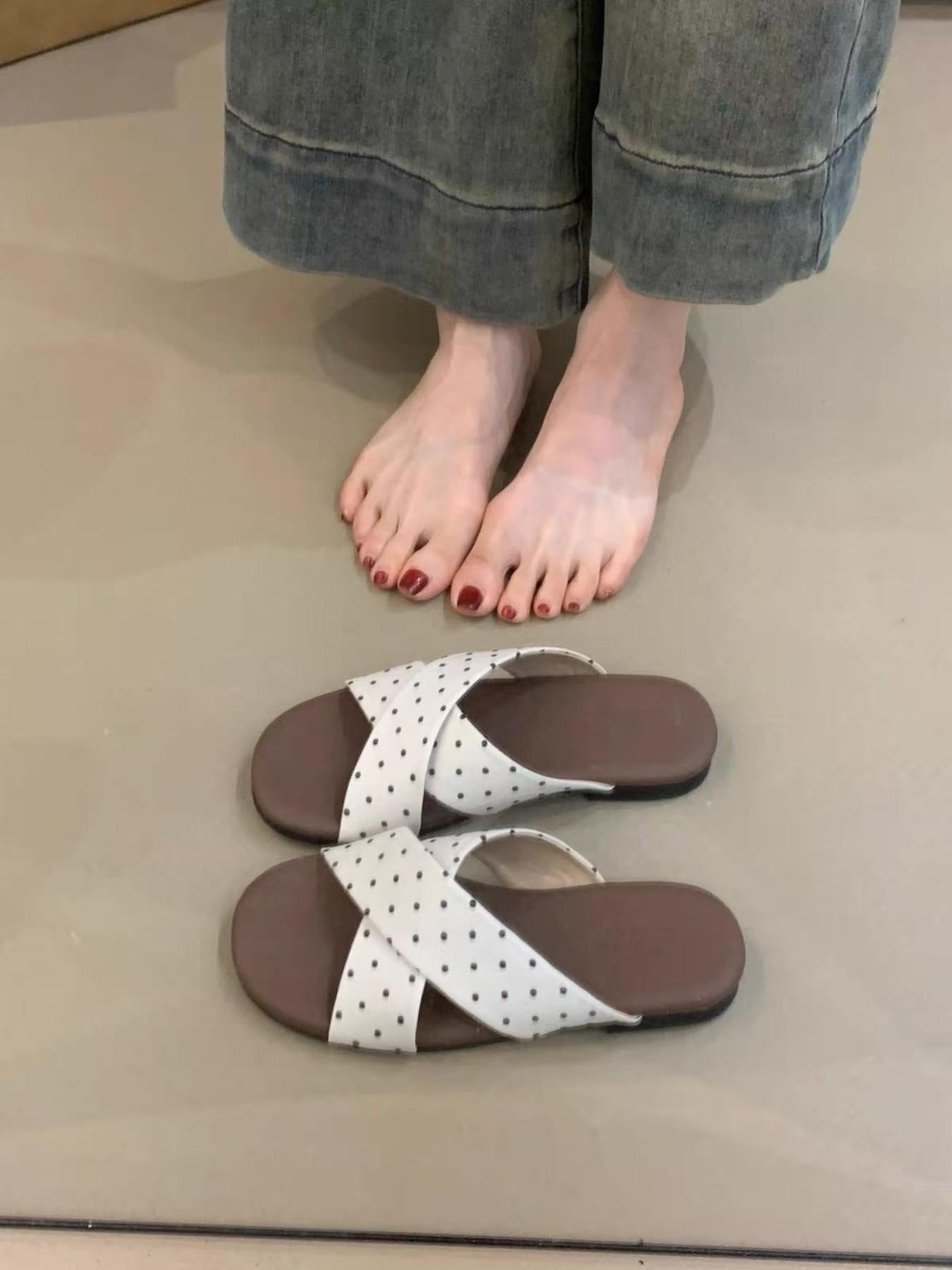 2026 Summer New Polka Dot Cross Strap Sandals for Women, Outdoor Flat Shoes, Versatile Cool Slippers, Fashionable and Comfortable