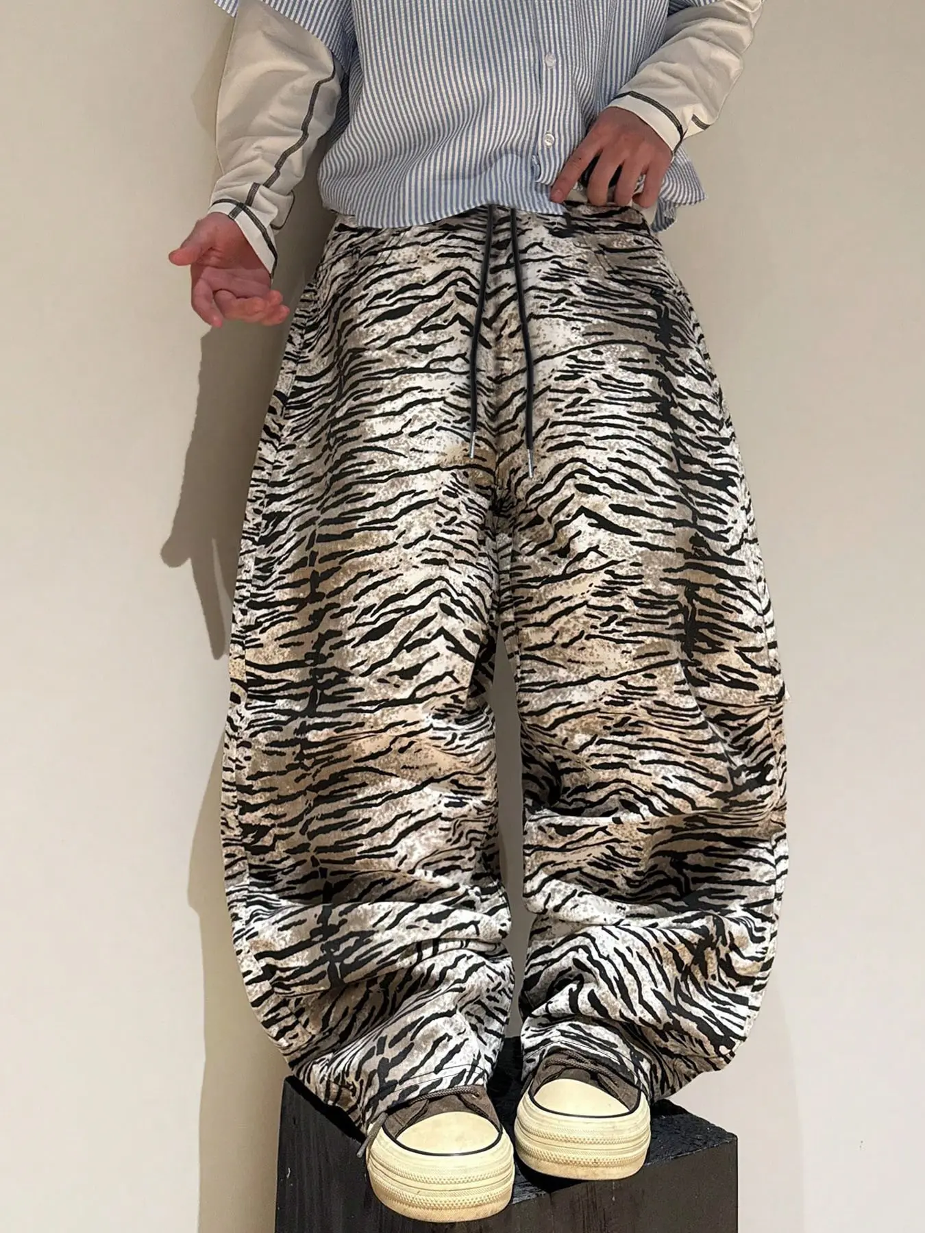 Vintage Tiger Print Men's Loose Wide Leg Pants, Casual Drop Hem Trousers, Comfortable and Stylish, Perfect for Daily Wear