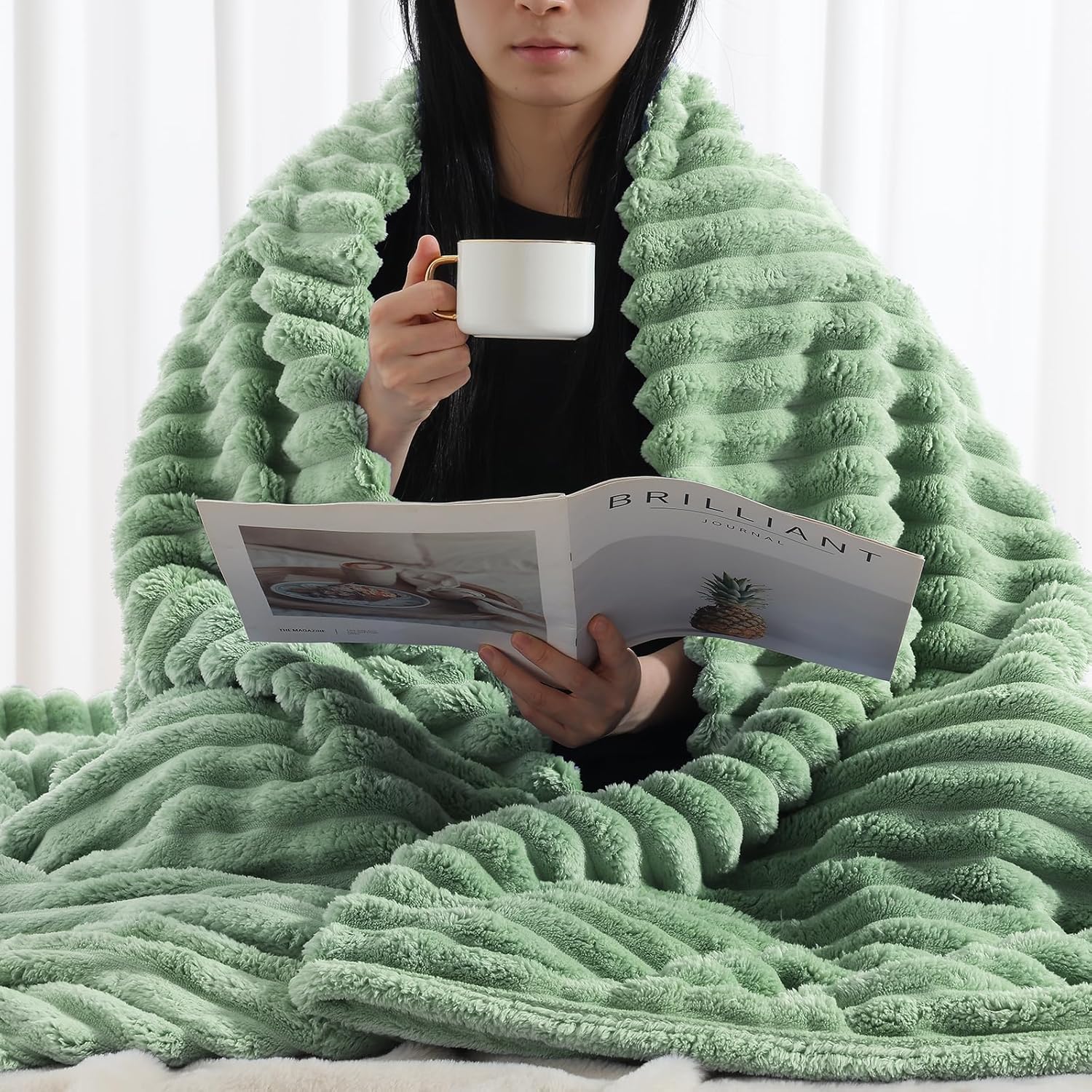 Soft Flannel Sofa Blanket, Comfortable Plush Striped Sofa Bed Cover, Lightweight Decorative Ribbed Rug, Ideal for Men and Women