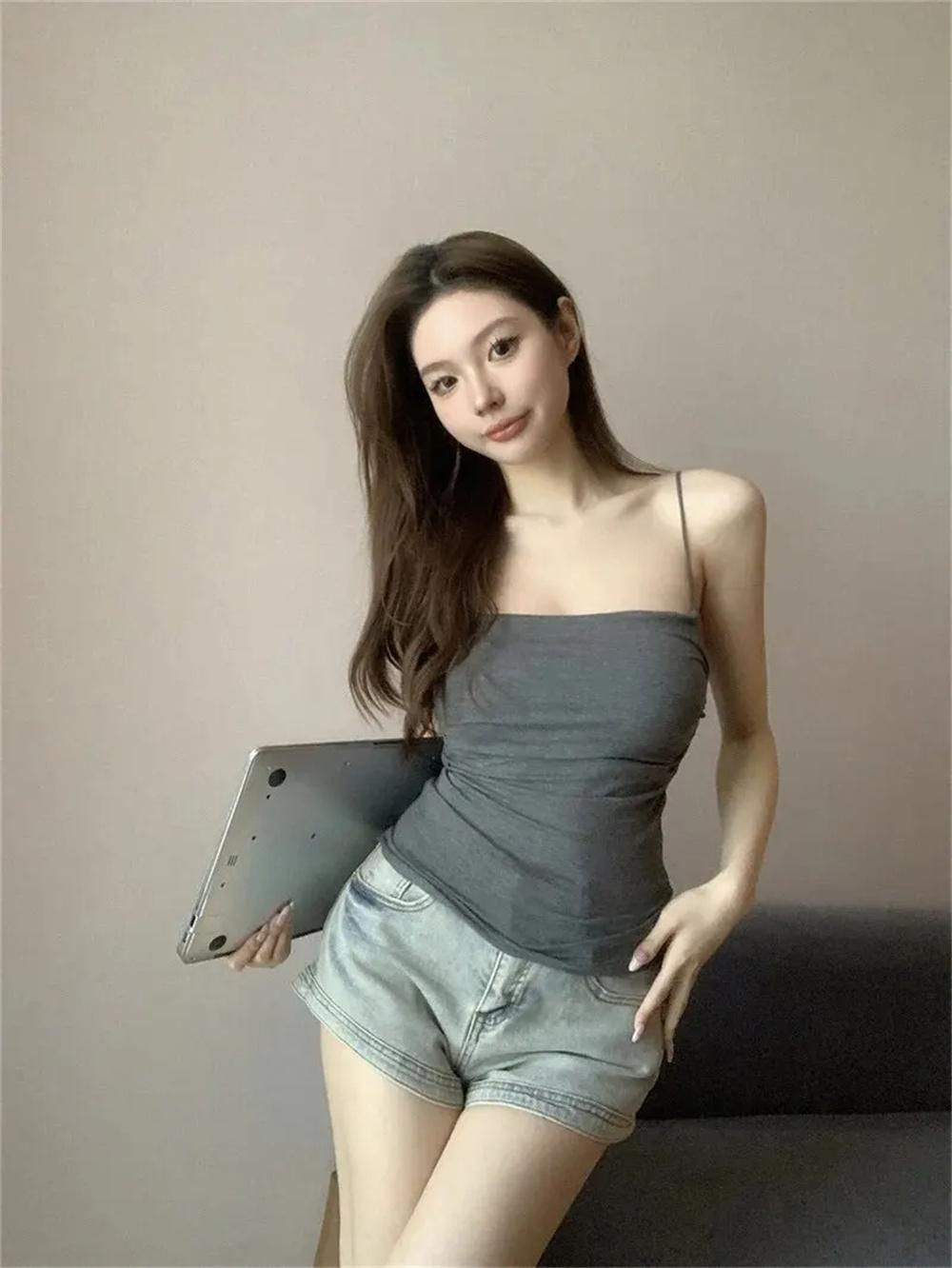 Women's Sexy Corset Crop Top - Thin Strap Ease, Bold Crop Top Look, Short Length, Pleated Detail, Solid Color, Built-In Bra, Soft Support, Sleeveless, Body-Hugging Sun Protective Sports & Outdoor Vest