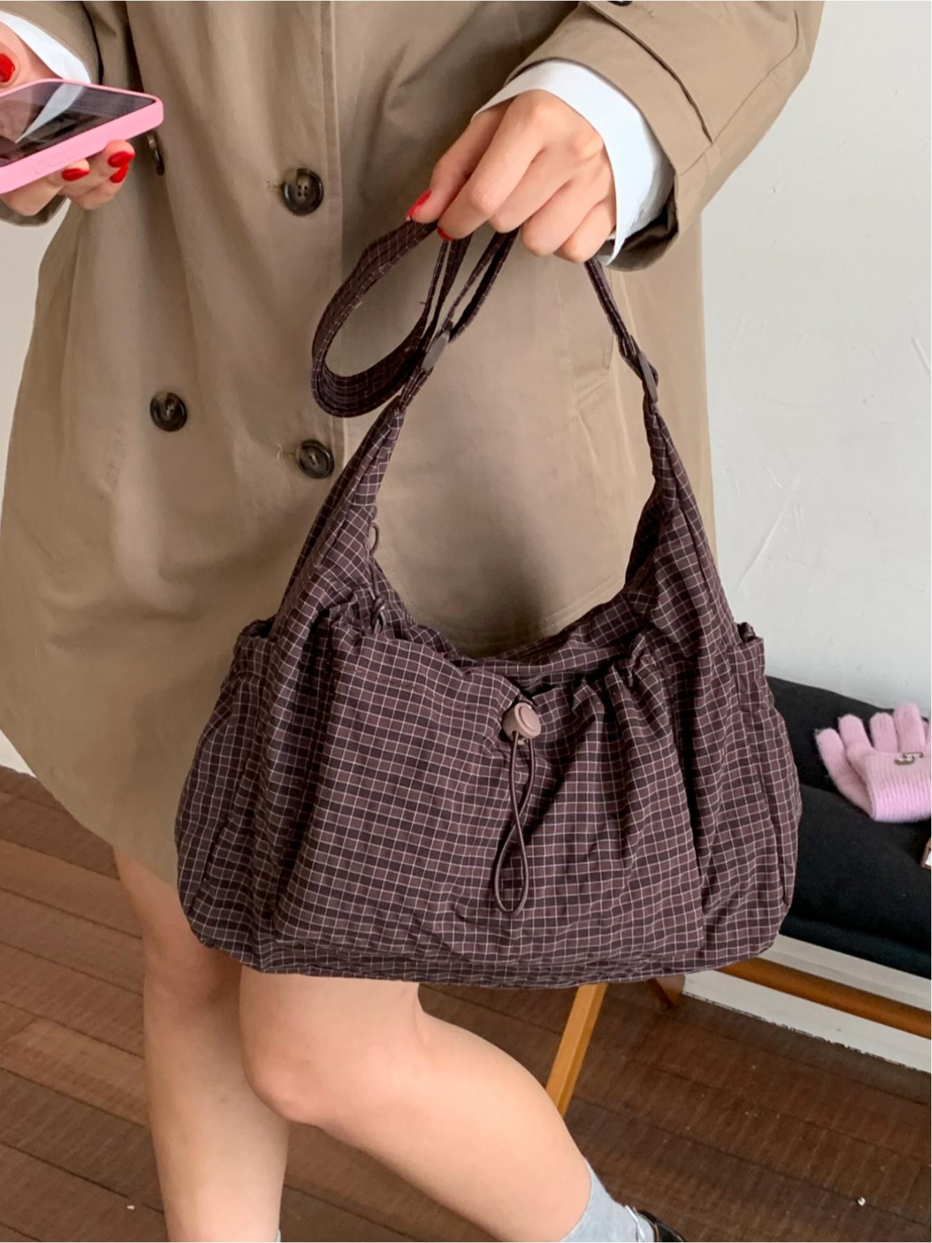 Japanese-style minimalist plaid canvas bag, large capacity, 2025 new autumn/winter casual shoulder/crossbody bag, high-end commuter dumpling bag, zip closure, suitable for campus, workplace, commuting, casual shopping, and everyday accessories.