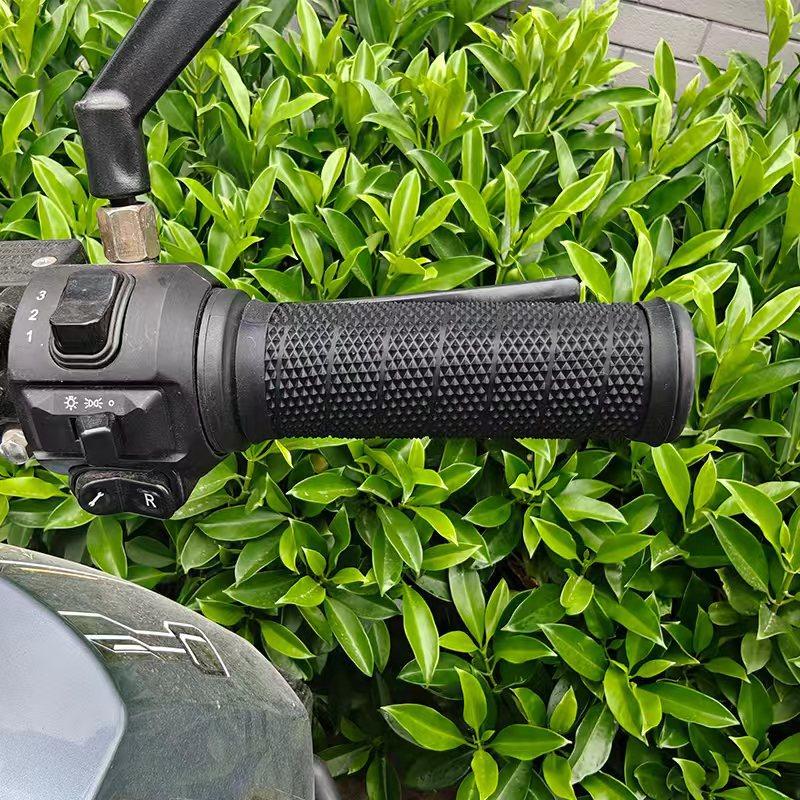 Universal Pull-Tab Silicone Handlebar Grips, Anti-Slip Wrap-Around Protective Covers, Soft Vibration-Dampening Handle Grips for Motorcycles, Scooters & Bicycles