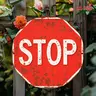 1PC 2D Plane Retro Style 20.32x 20.32cm Round Iron Stop Sign Wall Decor - Vintage Metal Sign, Red and White Traffic Sign with Weathered Surface, Vintage Garage Signs Suitable for Bars, Coffee Shops, American Themed Restaurants, Retro Home Decor