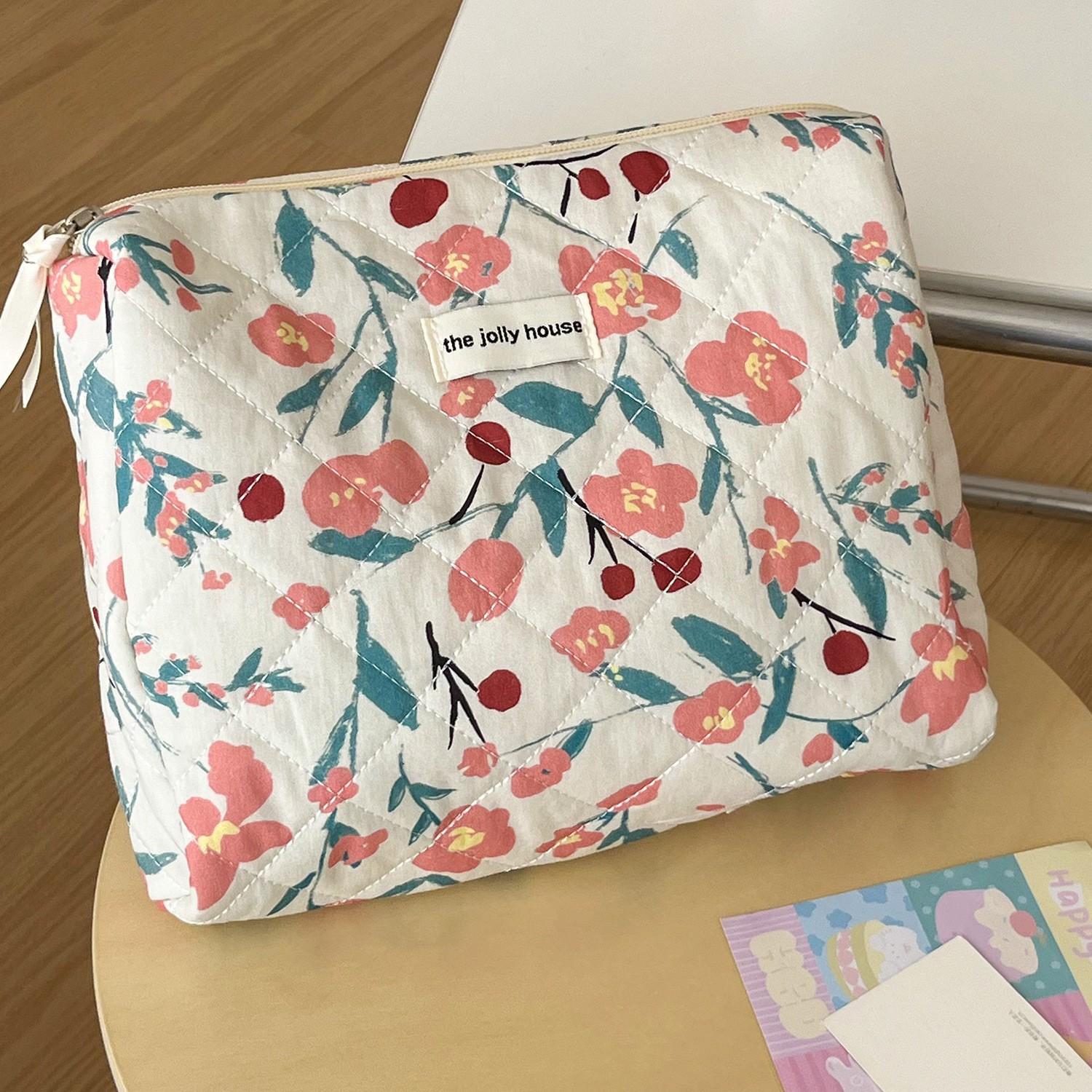 3/1 Pcs Quilted Travel Makeup Bag, Large Capacity Fluffy Cosmetic Bag, Washable Floral Pattern, Portable, Ideal for Women/girls Travel Gifts