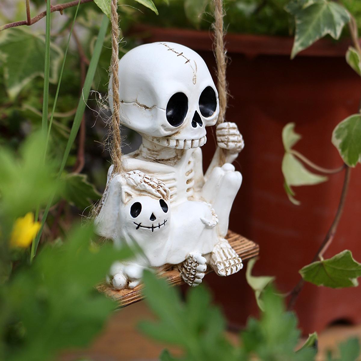 Outdoor Swing Skull Cat Ornament, Spring Garden Courtyard Hanging Skull Statue, Fun Small Skull Decor, Halloween Decoration