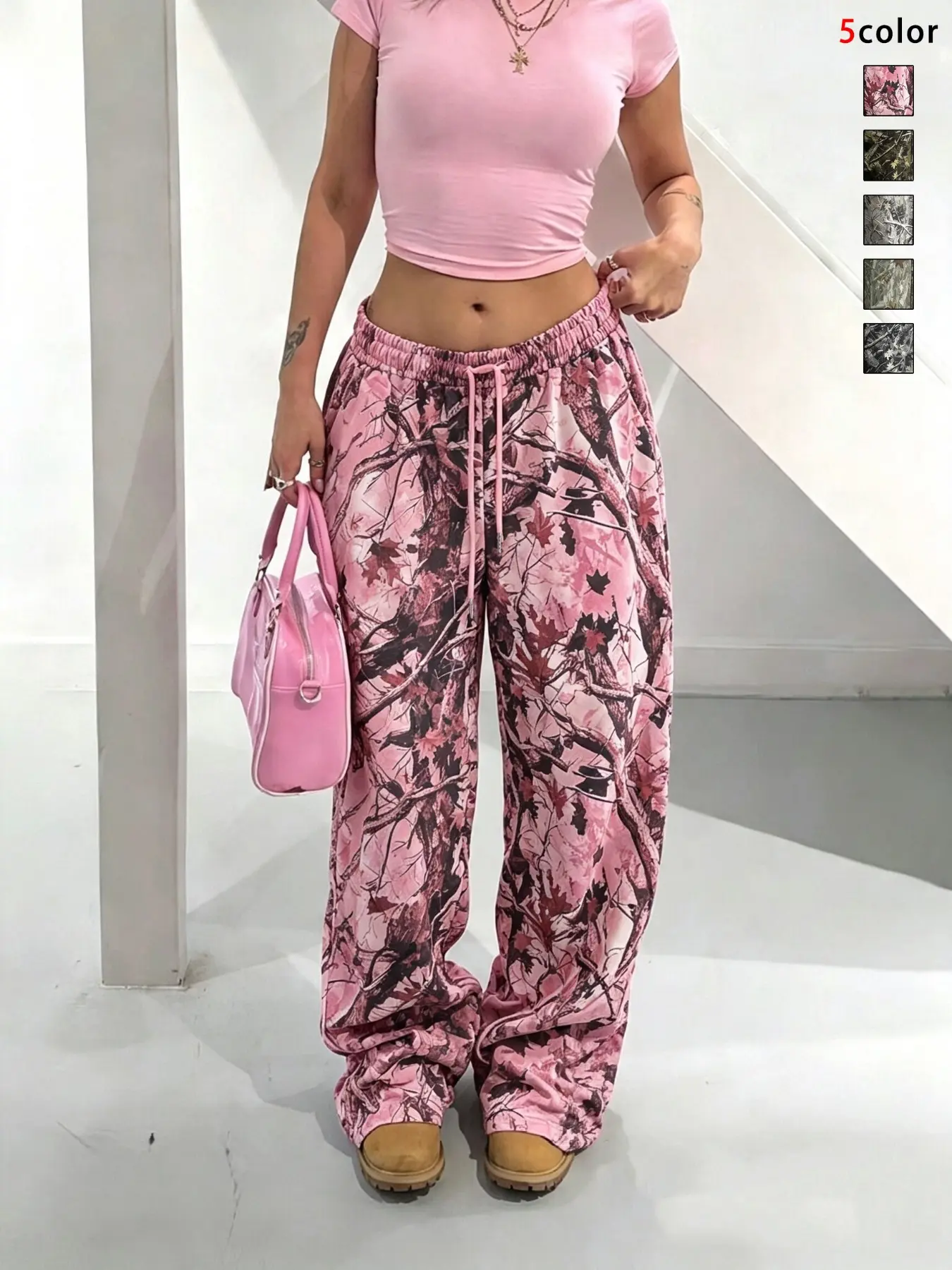 Women's pink camouflage straight-leg sweatpants with drawstring elastic waistband and pockets. Soft, skin-friendly fabric. Y2K American streetwear style. Perfect for daily commute and shopping outings.