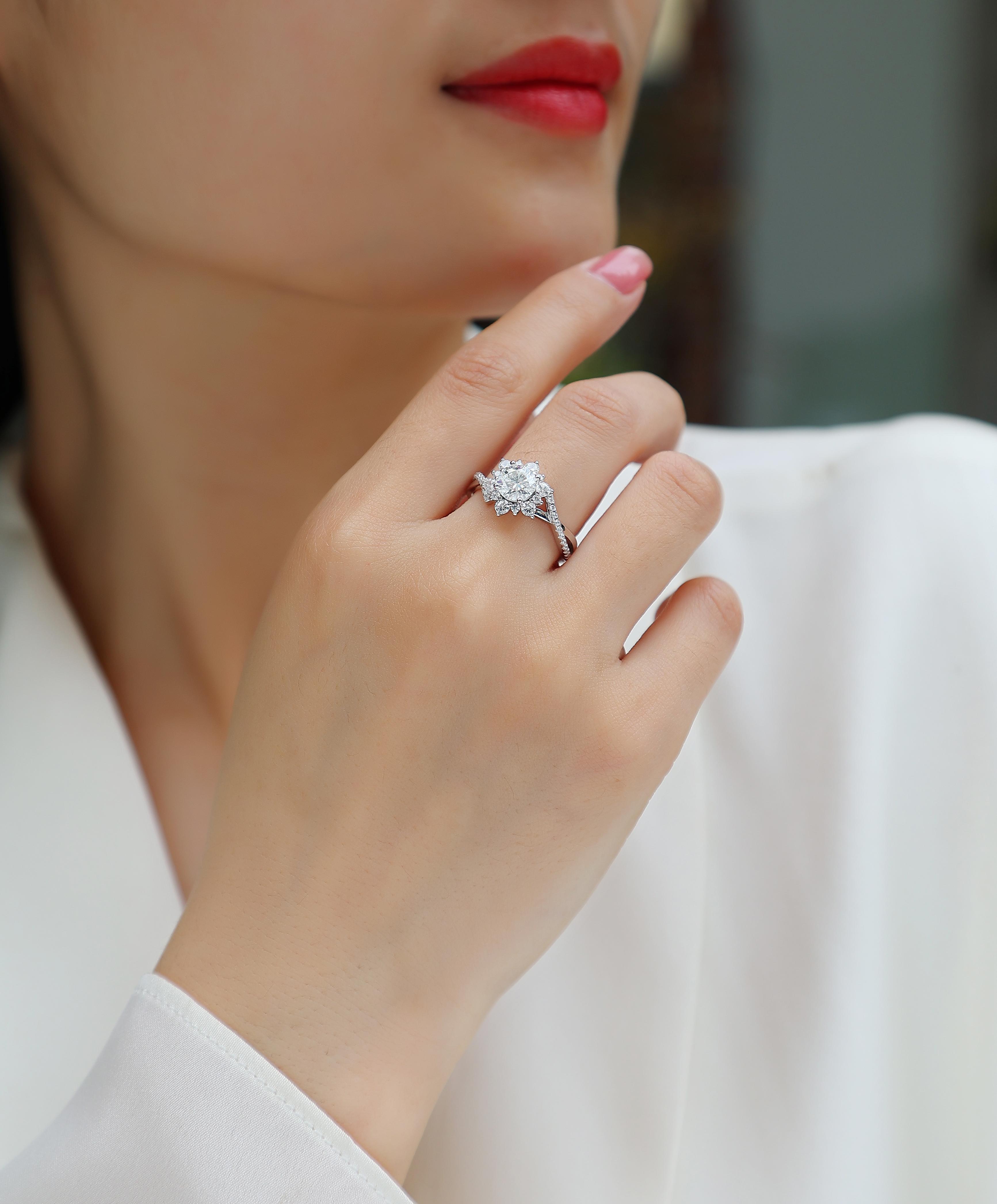 [TW]"Fairy" 1ct Flower Halo Moissanite Engagement Ring Classic Twisted Infinity Tapered Band Vintage Flower Pave Ring VVS1 D Color 925 Sterling Sliver 18k Platinum Plated Perfect Gift For Her Birthday Valentine(R12991) silver jewelry