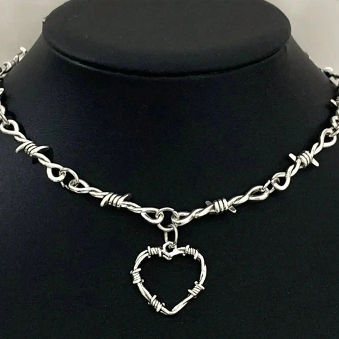 1 PC Small Wire Brambles Iron Heart Choker Necklace Heart Design Necklace Women Hip-Hop Gothic Punk Style Barbed Wire Little Thorns Chain Choker Gifts