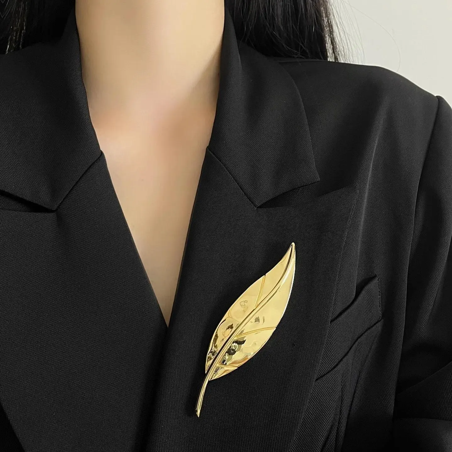 Vintage Glossy Metal Leaf Feather Brooch for Women Exquisite Fashion Suit Corsage Pins Accessory Party Jewelry