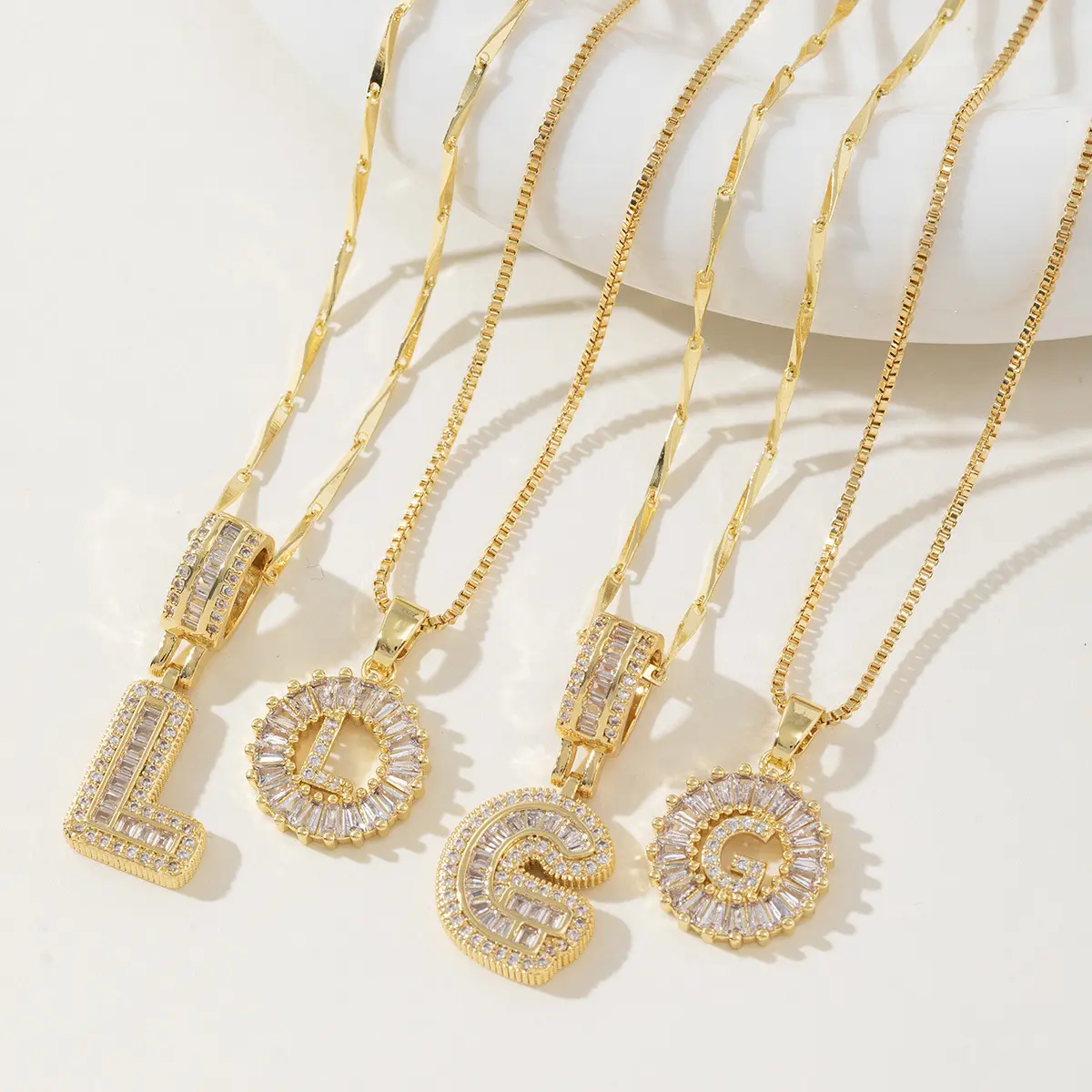 Hot-selling cross-border jewelry set: A round pendant necklace featuring a crystal-encrusted initial (A-Z) and a sparkling "rock candy" style floral design-an ideal gift for girls, girlfriends, or moms.