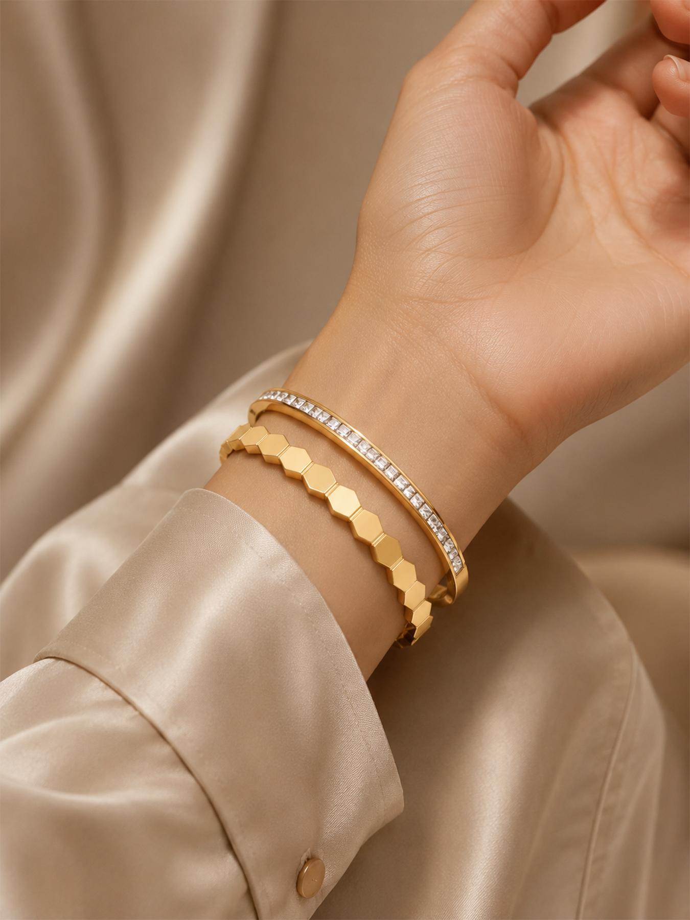 Versatile bracelet is lightweight, exquisite, and not picky about style. It has a delicate and polished texture that is high-end and can be paired with any clothing. It is the accessory with the highest frequency of daily wear