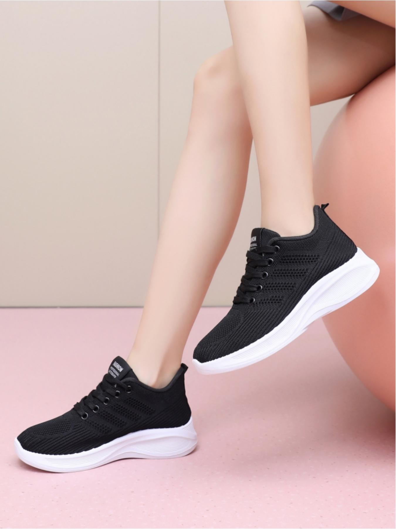 Ladies' casual sports shoes, with contrasting color decoration and fashionable design, trendy logo highlighting personality, breathable mesh wrapping for comfortable and lightweight, thick sole structure for stable support and rebound