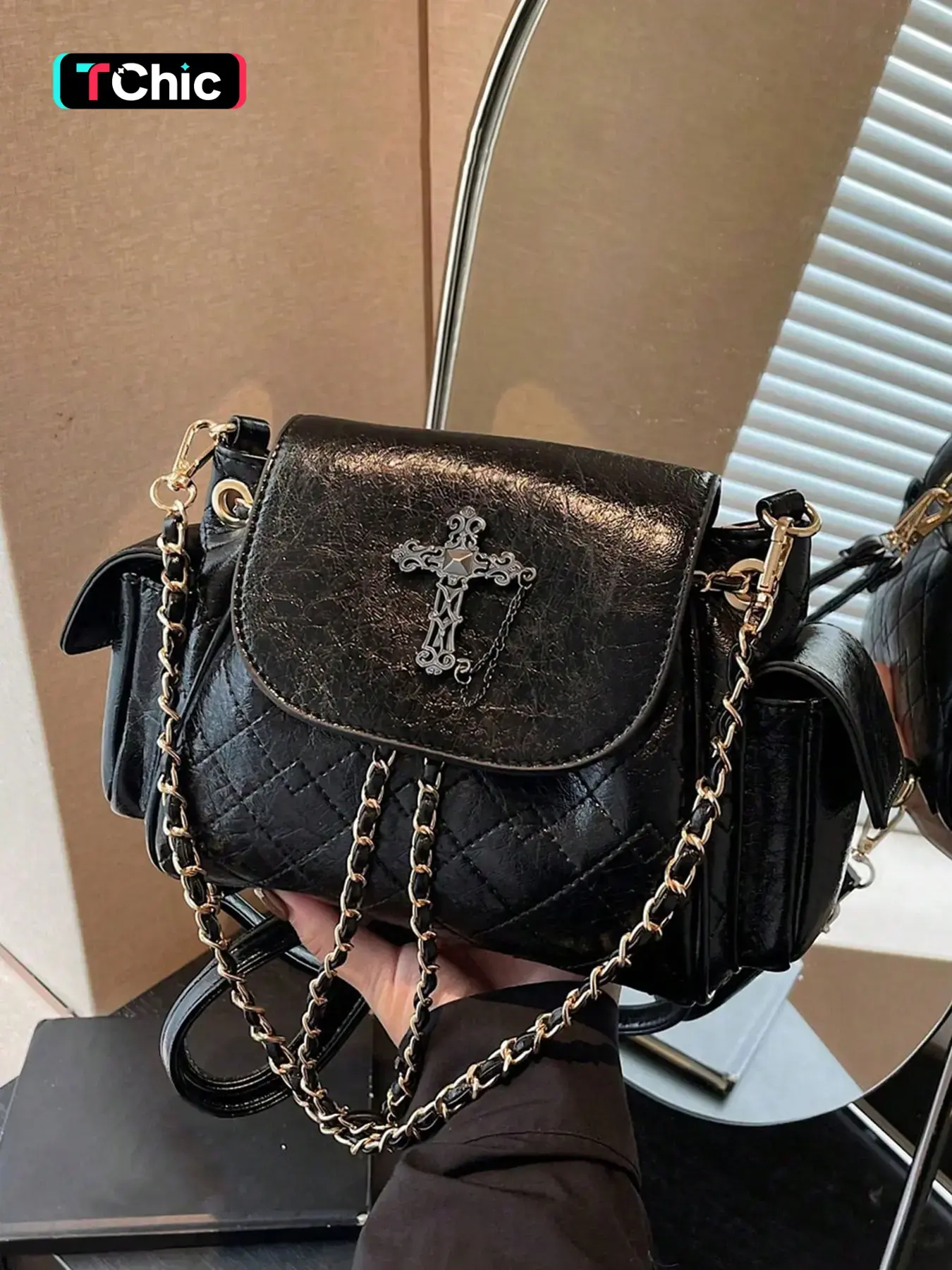 High-end, elegant black pleated diamond-quilted chain crossbody bag with vintage cross embossing decoration. Can be worn on one shoulder, crossbody, or as a double shoulder bag. A versatile, fashionable bag for daily outings, dating, or commuting.