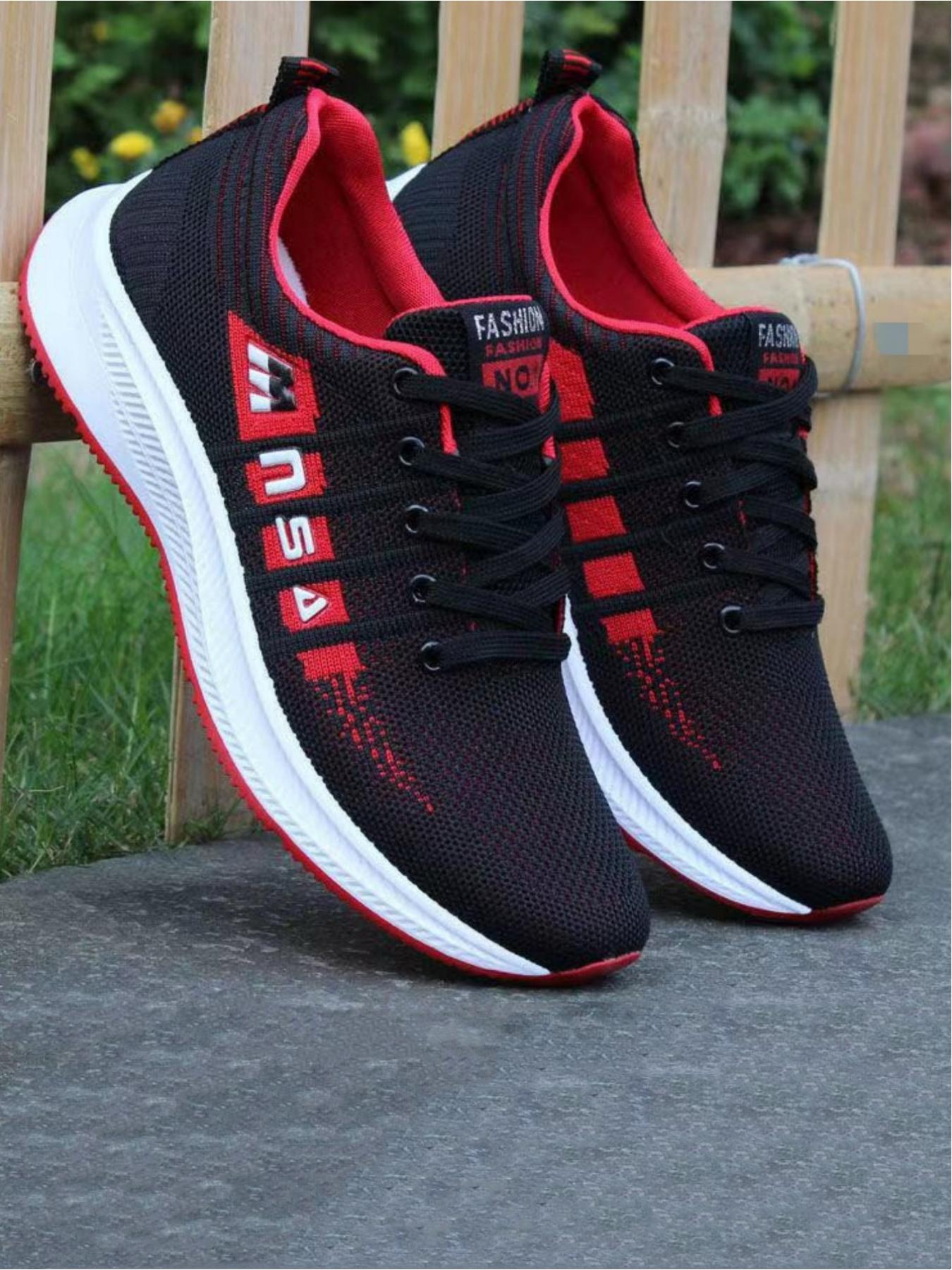 Men's casual sports shoes, made of breathable and comfortable mesh material, with stylish and eye-catching labels, personalized letter decoration design, simple and contrasting red border lines, suitable for daily wear and easy travel