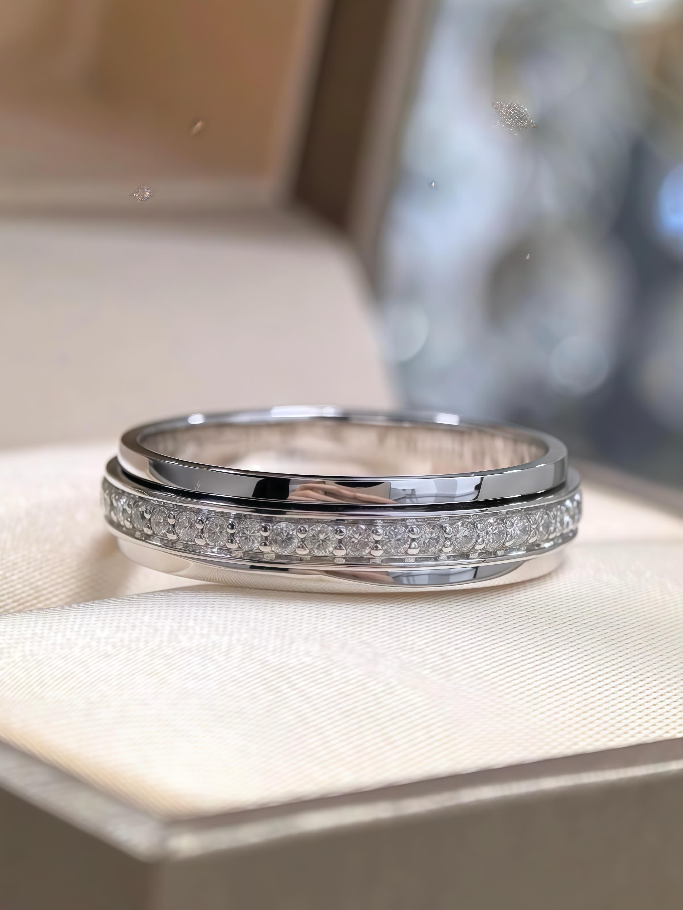 New Rhinestone Circle Small Square Drill Unique Stress Relief Rotatable Statement Ring Jewelry, Fashionable Accessory for Women & Men