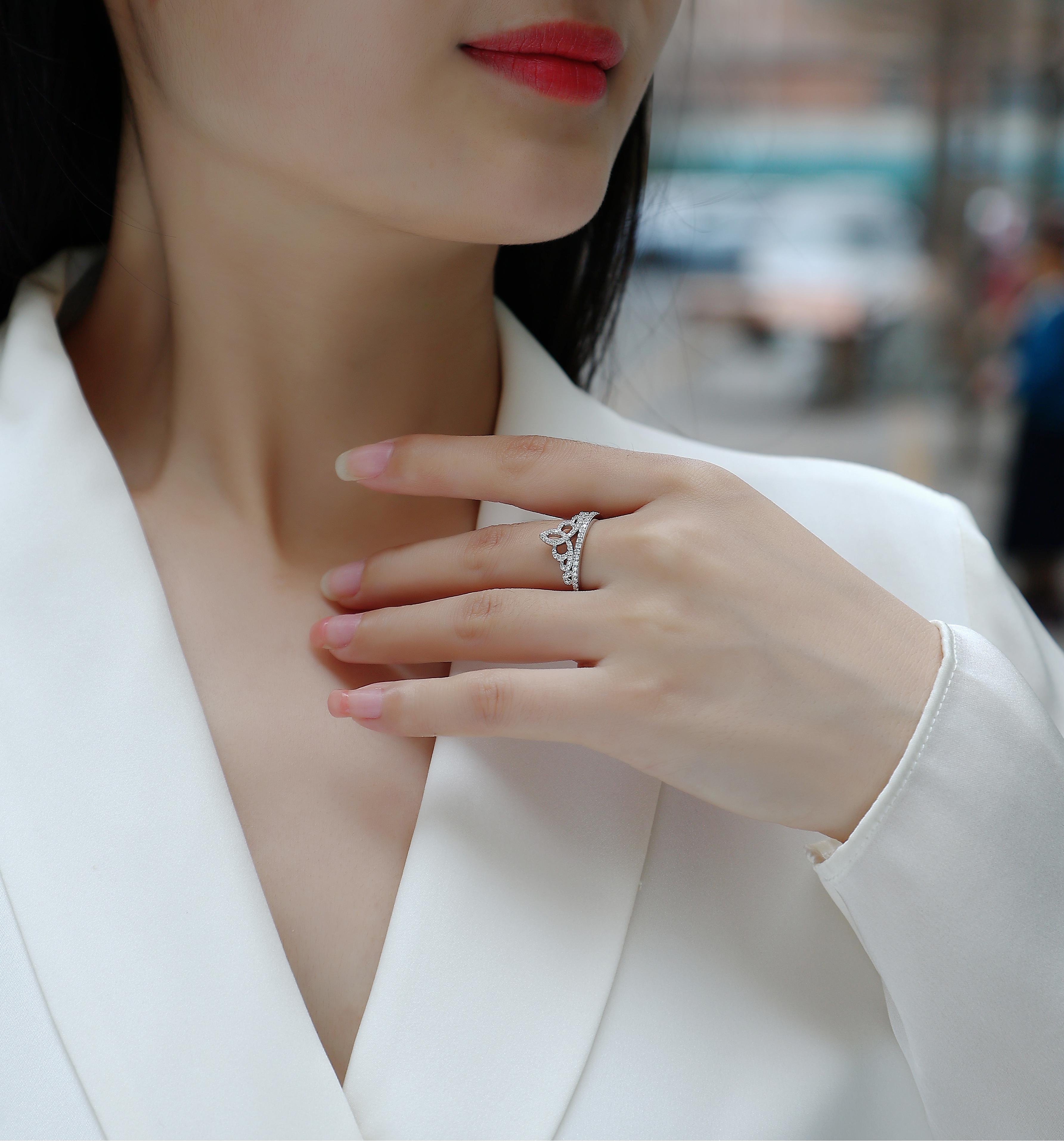 [TW] "Lavin"  Synthetic Moissanite Queen's Crown Ring Band VVS1 D Color 925 Sterling Sliver 18k Platinum Plated Perfect Gift For Her Engagement Wedding Party Gift Birthday Valentine Gift For Women(R13330)