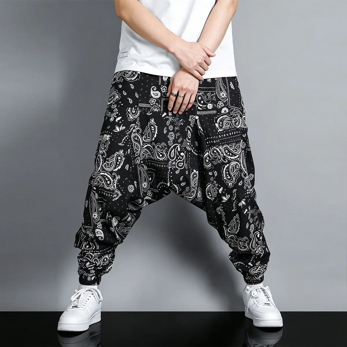 Men Paisley Bandana Print Drop Crotch Harem Jogger Pants, Elastic Drawstring Waist Cuffed Casual Trousers, Hip Hop Streetwear Baggy Sarouel Bottoms, Lightweight Printed Hiphop Joggers for Daily Street Trendy Outfits