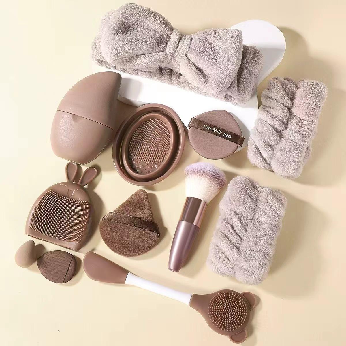 Multi-Piece Makeup Brush Set with Sponge, Premium Beauty Tool Kit, Makeup Brushes Set, Perfect for Flawless Makeup, Ideal for Makeup Enthusiasts