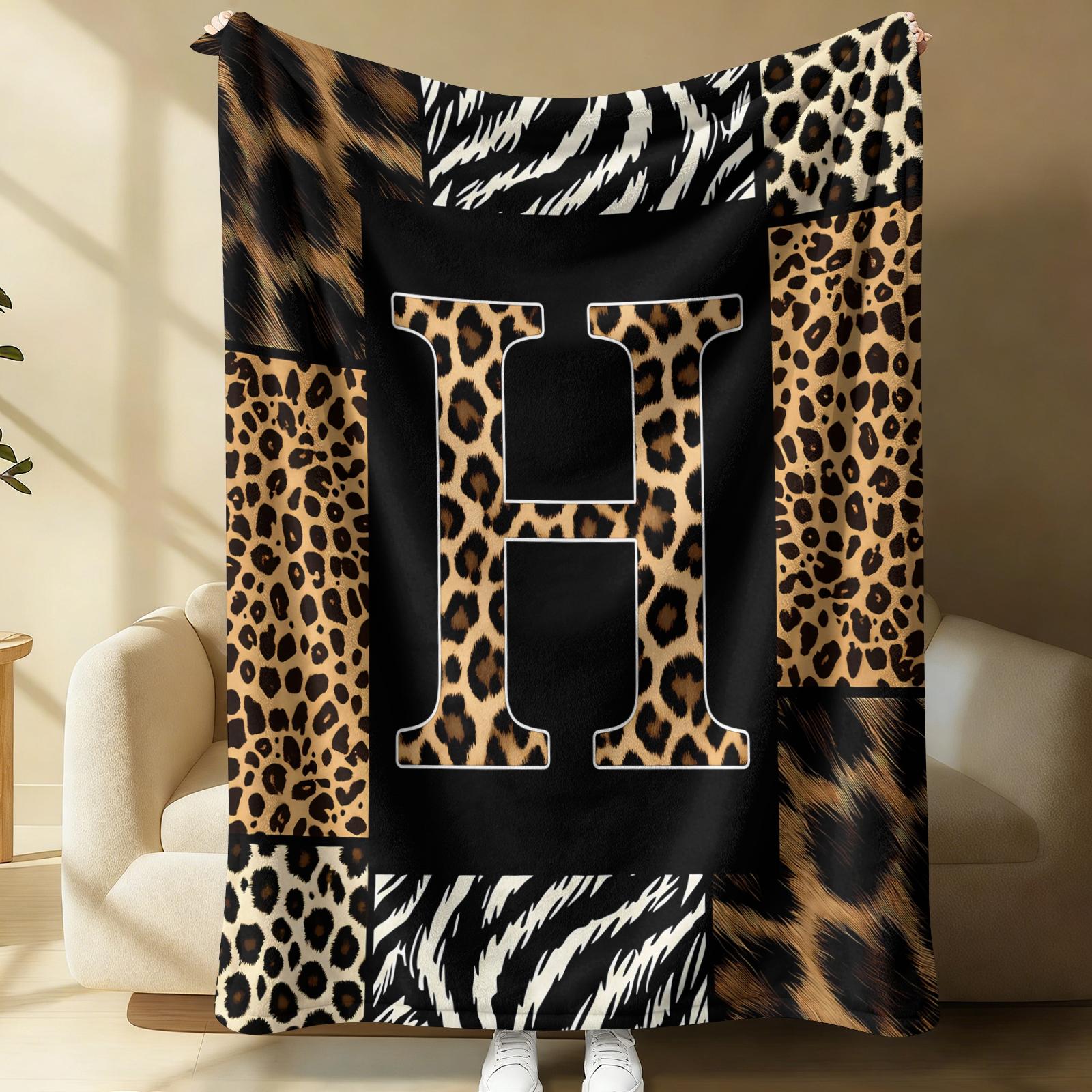 26 Letters Leopard Print Flannel Blanket, Soft & Comfortable, Warm & Breathable, Perfect for Couch Bed Recliner, Stylish Alphabet Printed Flannel Throw, Suitable for Bedroom Living Room Dorm, All-Season Cozy Gift Blanket