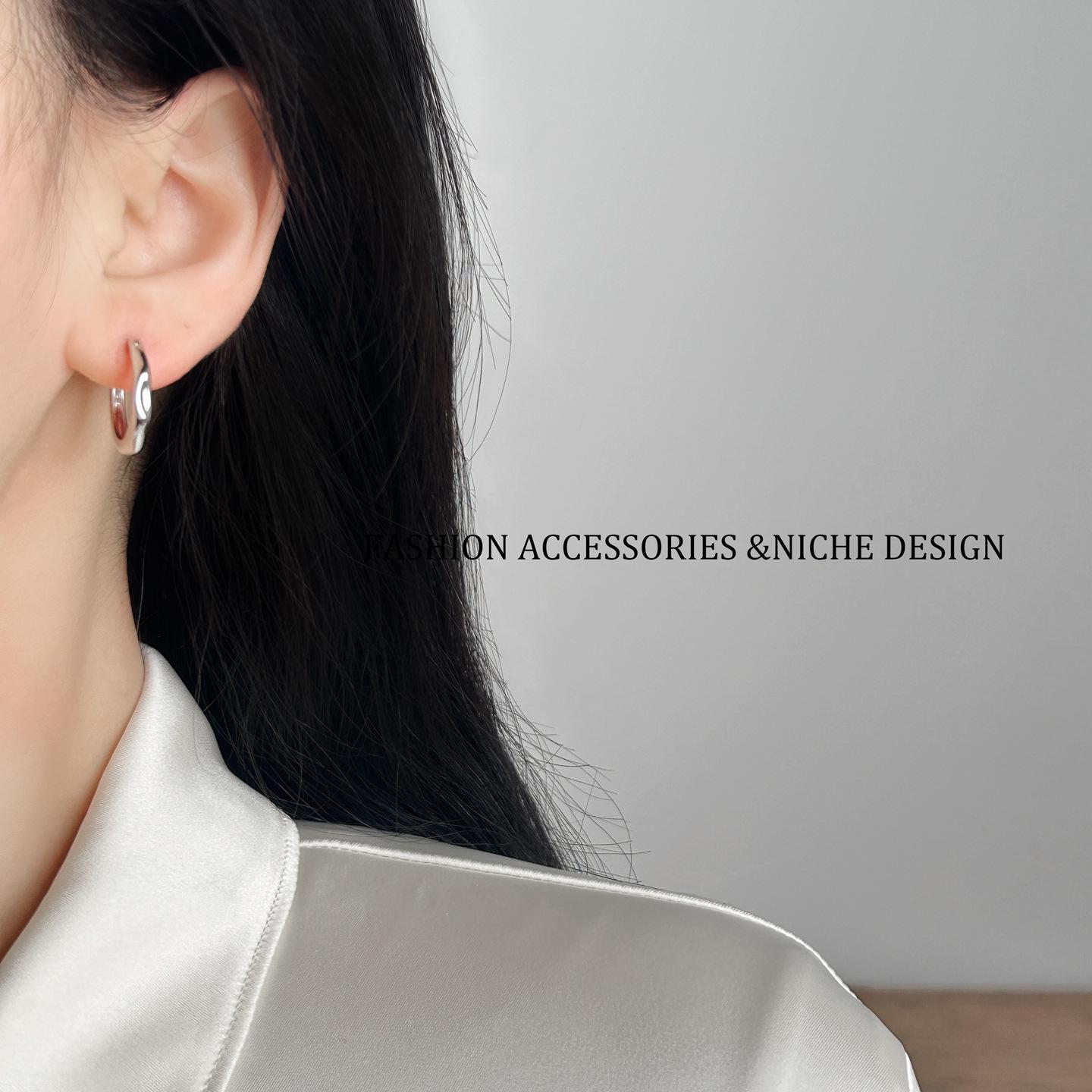 Gongliu Earrings: Niche French-style women's silver plain hoop earrings, stud earrings, designer earrings, gift