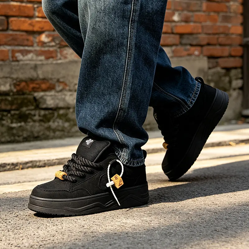 Y2K Dark Aesthetic Unisex Black Chunky Platform Bread Sneakers, Trendy Thick‑Sole Skate Board Shoes With Rope Lace Wooden Charm Decor, Non‑Slip Casual Footwear For Street Snap & Fashion OOTD