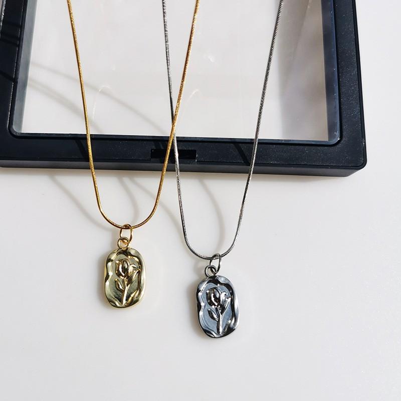 Titanium steel necklace minimalist square tag rose flower clavicle chain high-end women's pendant jewelry