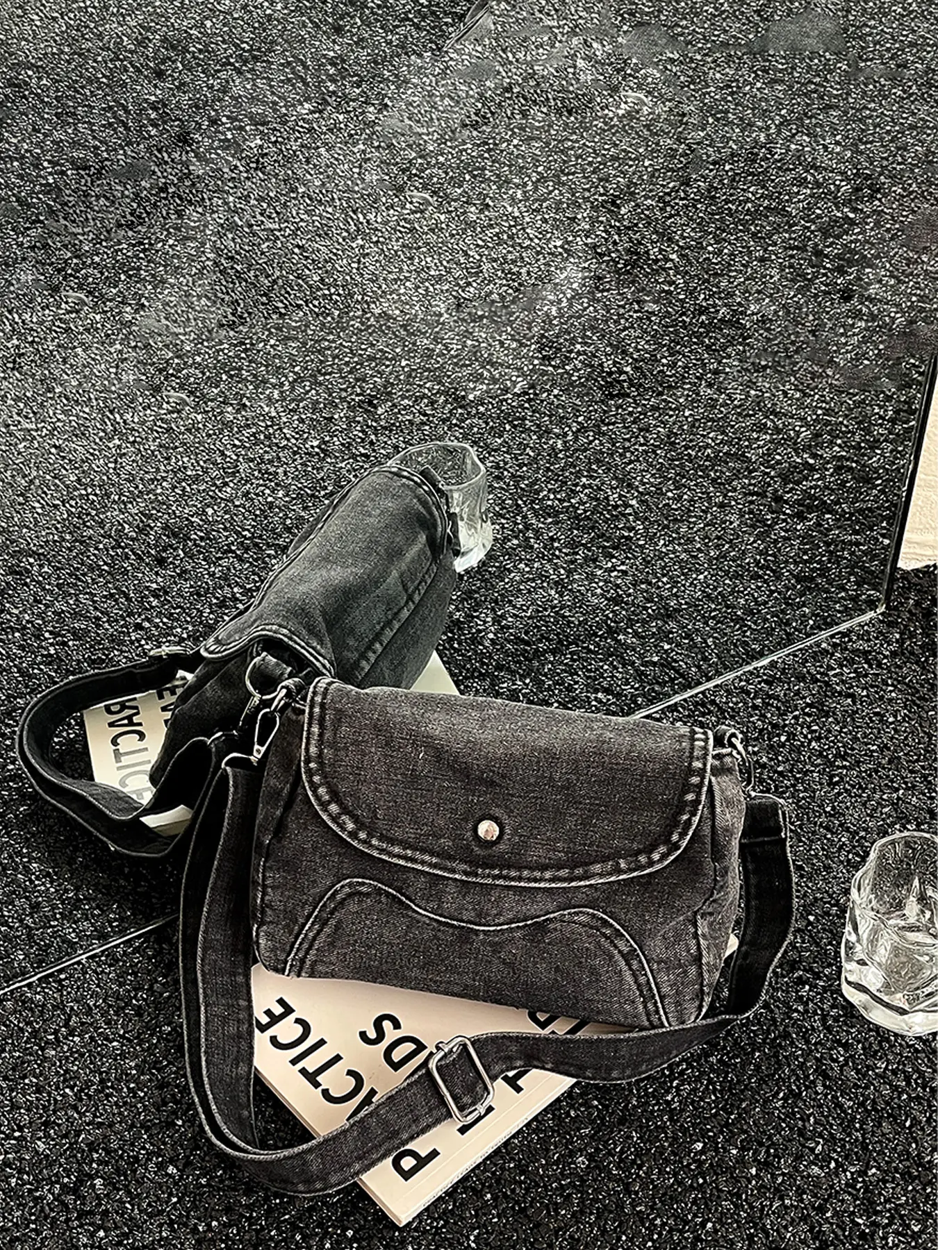 1pc Solid Black Washed Denim Saddle Crossbody Bag, Snap Button Flap Cover Adjustable Wide Shoulder Strap Retro Casual Shoulder Bag For OOTD Shooting, City Shopping, Cafe Hangouts, Weekend Trips, For Y2K Street‑style Fashion Women