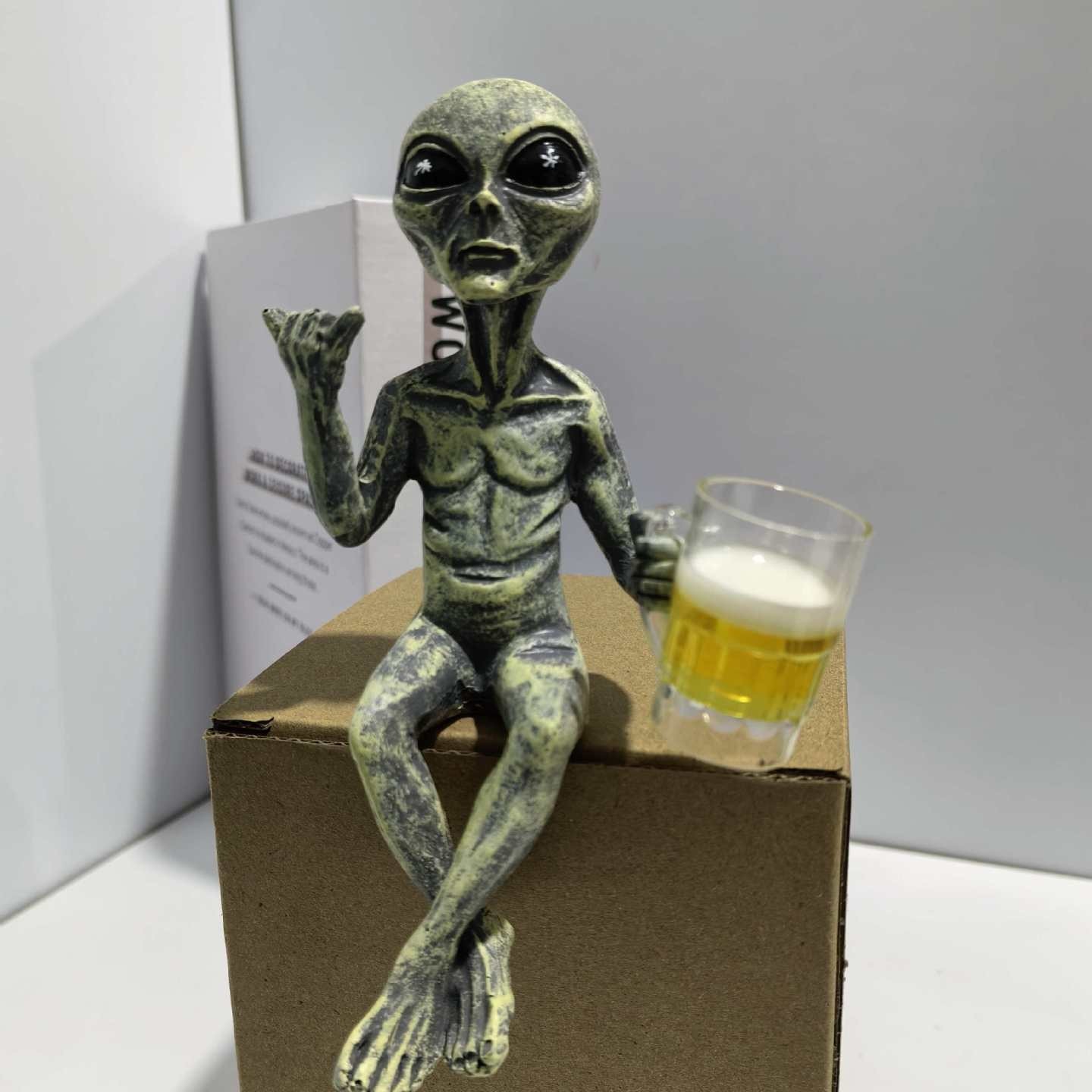 Funny Cute Alien Resin Statue, Ufo Outdoor Garden Decoration, Festive Gift, Unique Garden Statues & Sculptures, Perfect for Holidays
