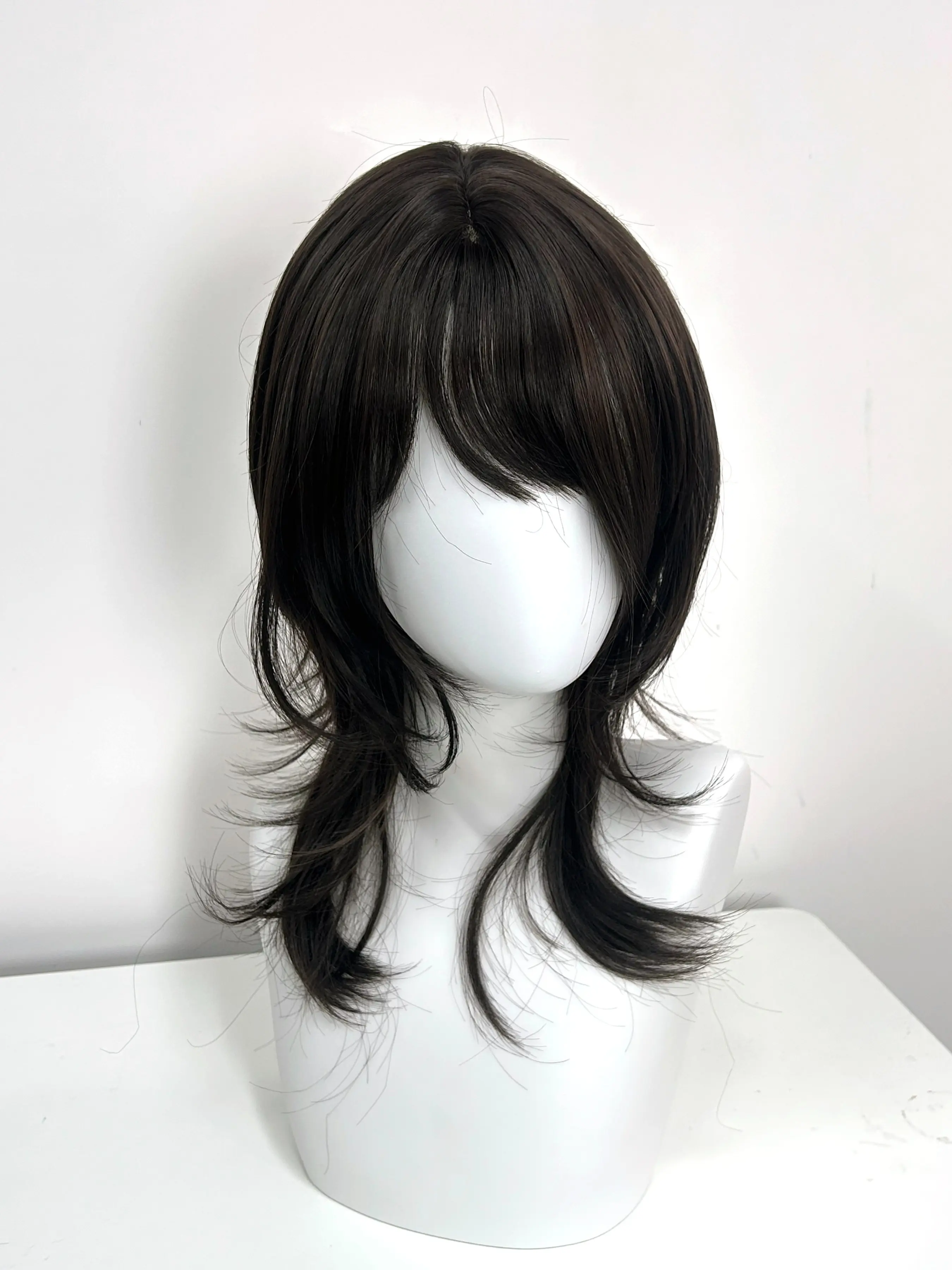 Women's Natural Layered Bob Wig, Synthetic Wig, Medium-Length Full Top Wig, Gradient Wolf Hair Effect, Face-Enhancing, Medical Grade, Suitable for Cosplay