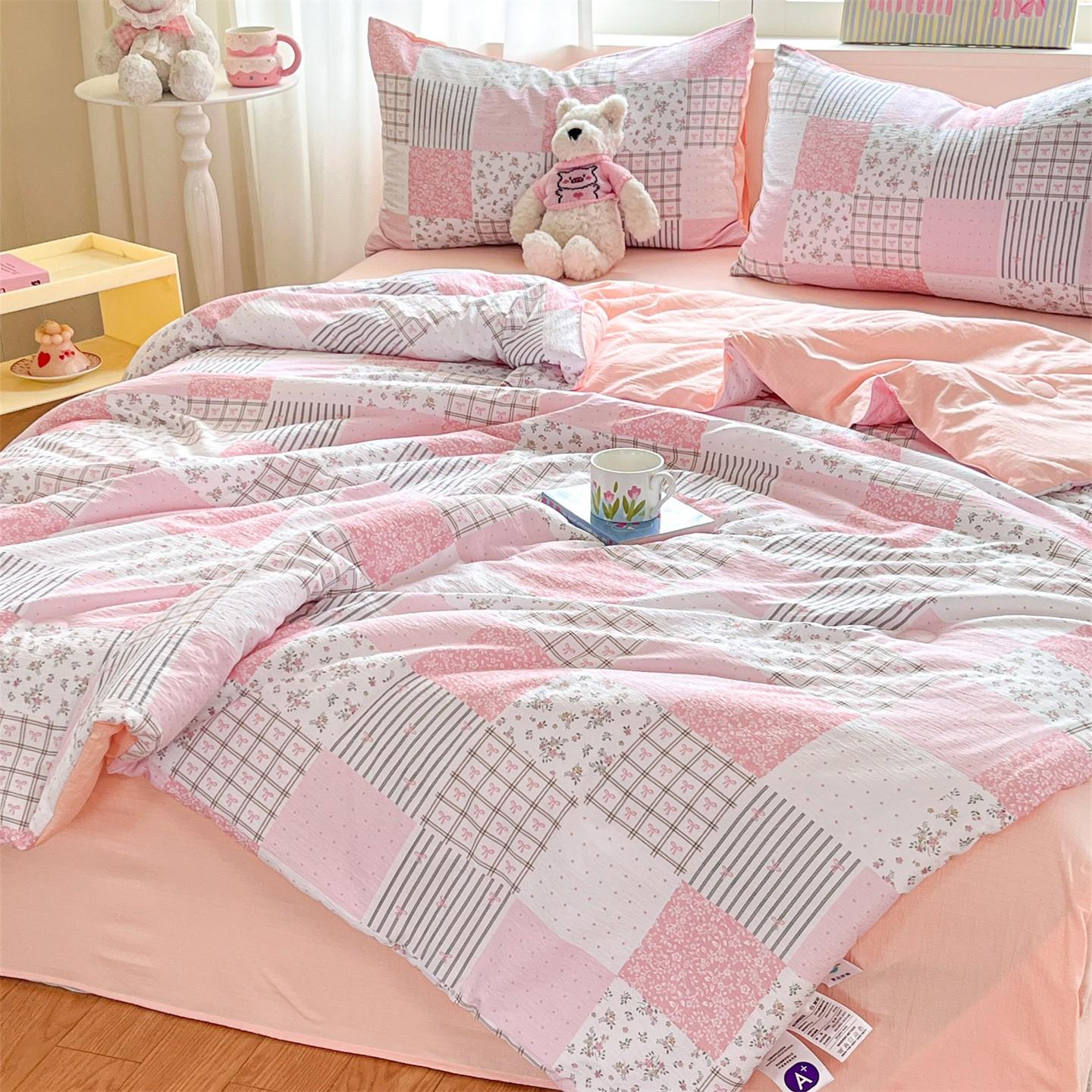 Rustic-style patchwork floral print summer lightweight blanket—an ultra-soft, skin-friendly blanket perfect for air-conditioned rooms and summer cooling. Ideal for use in summer bedrooms, offices, on beds, in living rooms, and for home relaxation