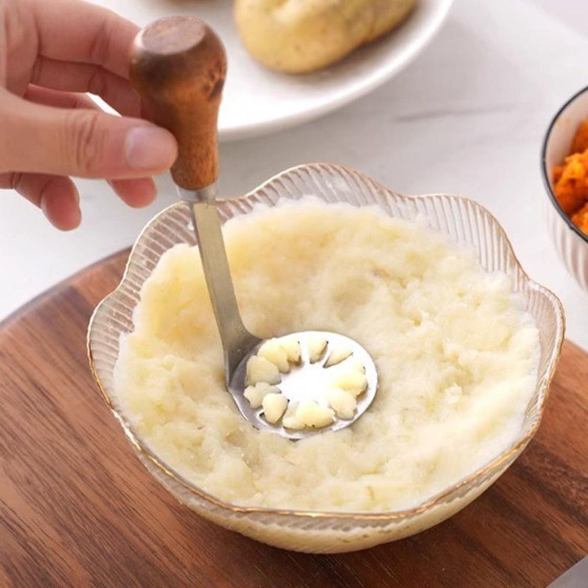 Manual potato masher, lemon juicer, manual press non-stick potato masher with non-slip wooden handle, rust-proof food masher. Potato mashing, food preparation, compact design