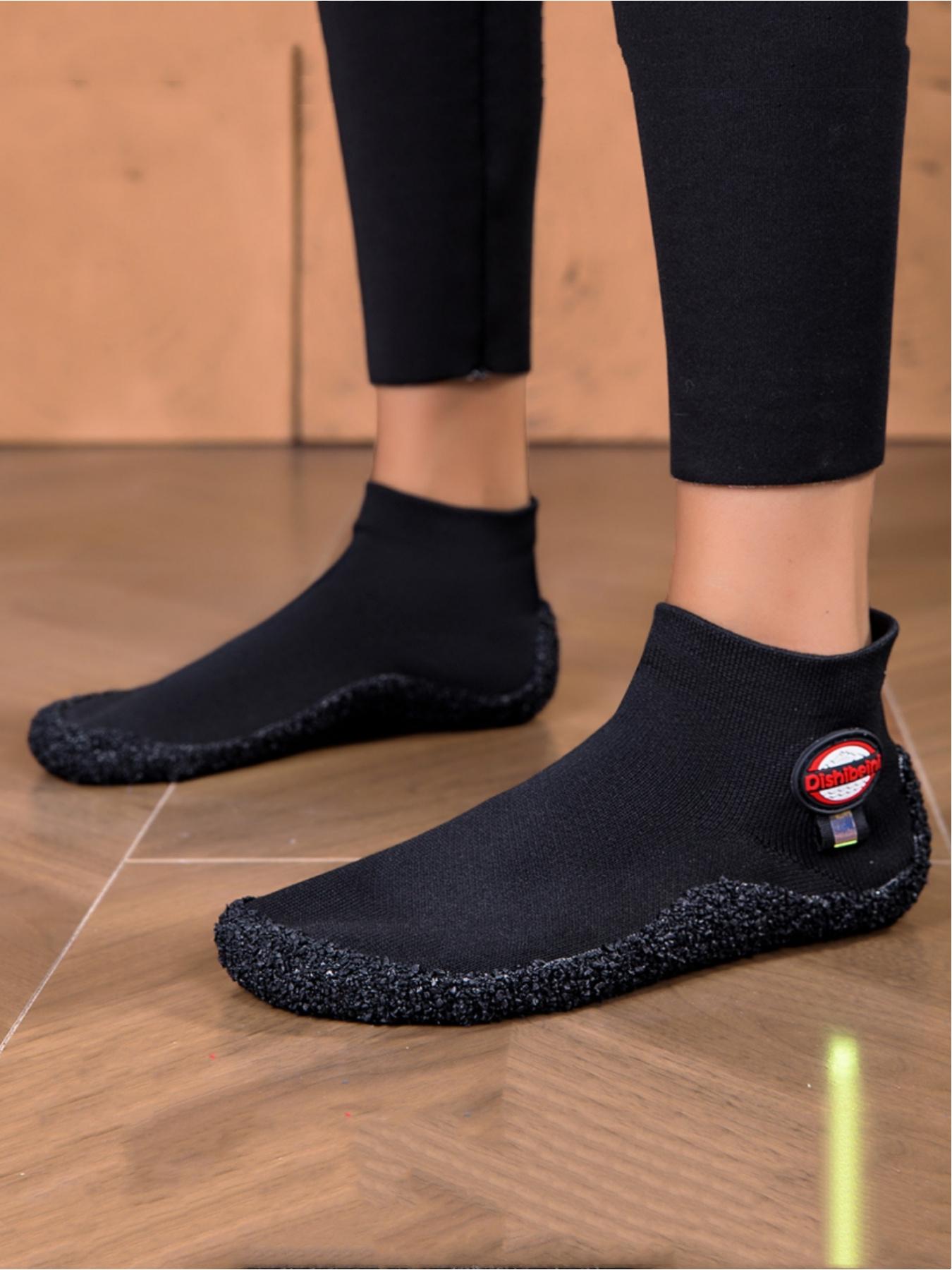 Ladies wear fitness yoga barefoot shoes, with widened toe caps that soft wrap around the foot shape and warm and comfortable lining. They are suitable for indoor home yoga casual wear, fitness training, swimming yoga and other sports scenes