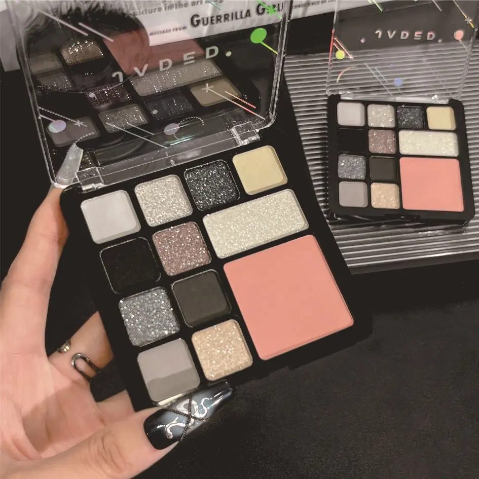 9 Colors Grey Silver Eyeshadow Palette, Blendable Matte Gray & Metallic Chunky Silver Glitter Shades, High Pigmented Makeup Palette for Goth, Punk, Grunge Style Lovers, Create Long-Wearing Smoky Eyes, Festival, Club & Editorial Eye Makeup