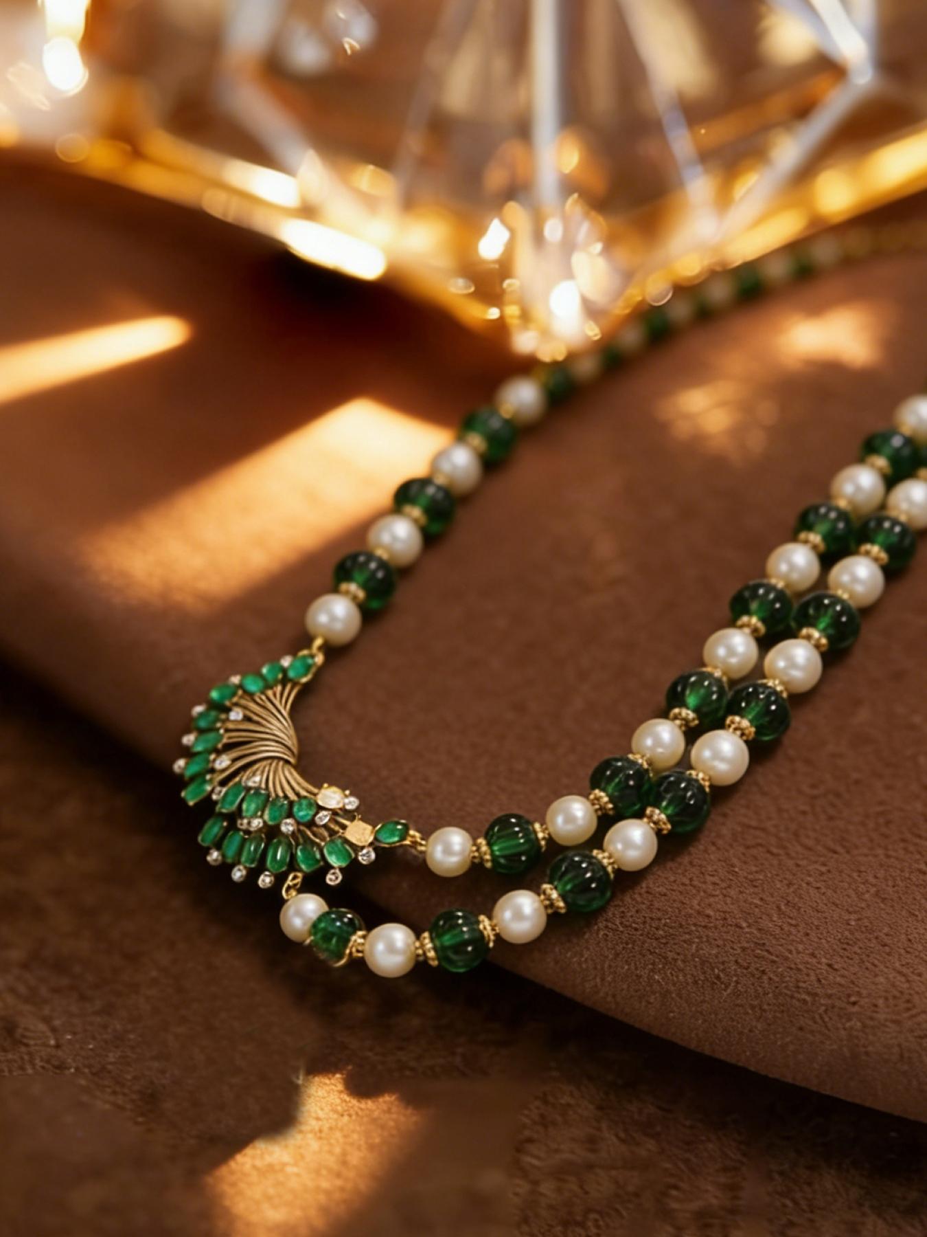 1 retro elegant fan-shaped diamond necklace, with a fan-shaped outline outlining an elegant curve. The white shell and broken diamonds complement each other, making it suitable for daily commuting, vacation and dating. It is also a surprising and exquisit