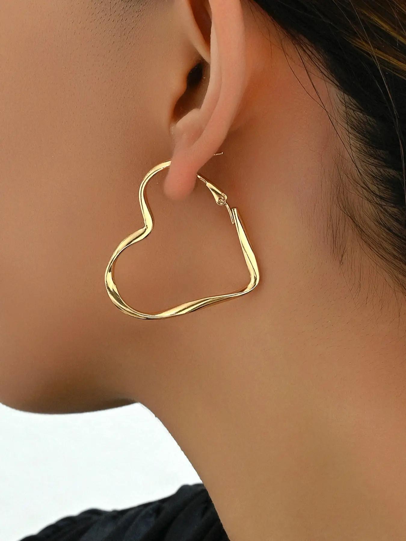 Women’s Dainty Heart Huggie Hoop Earrings, Lightweight Copper Tone Fashion Jewelry with Beating Heart Design, Minimalist Everyday Earrings for Birthday Gift, Date Night & Daily Wear