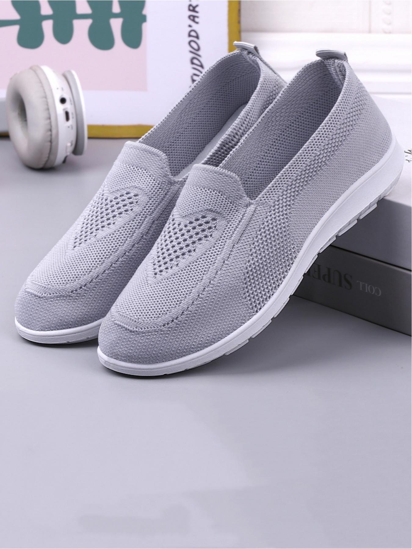 Ladies' casual sports shoes, made of mesh material for comfortable wrapping and lightweight fit, with a simple design of the sole. Available in multiple colors for daily use, ideal for commuting to campus, and a practical gift for girlfriends' birthdays