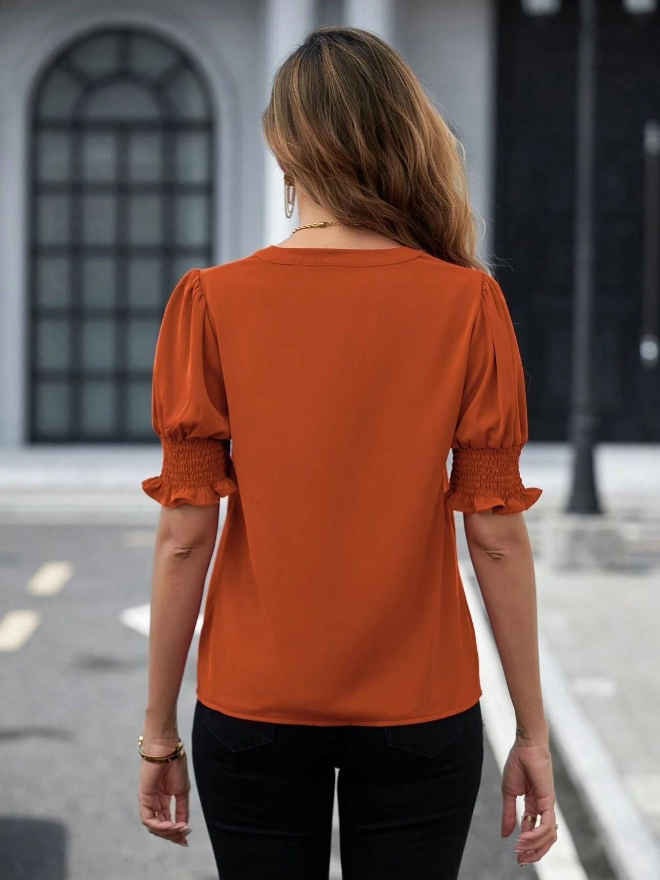 A stylish and elegant women's solid color V-neck T-shirt, suitable for daily wear, commuting, and outings, perfect for summer.