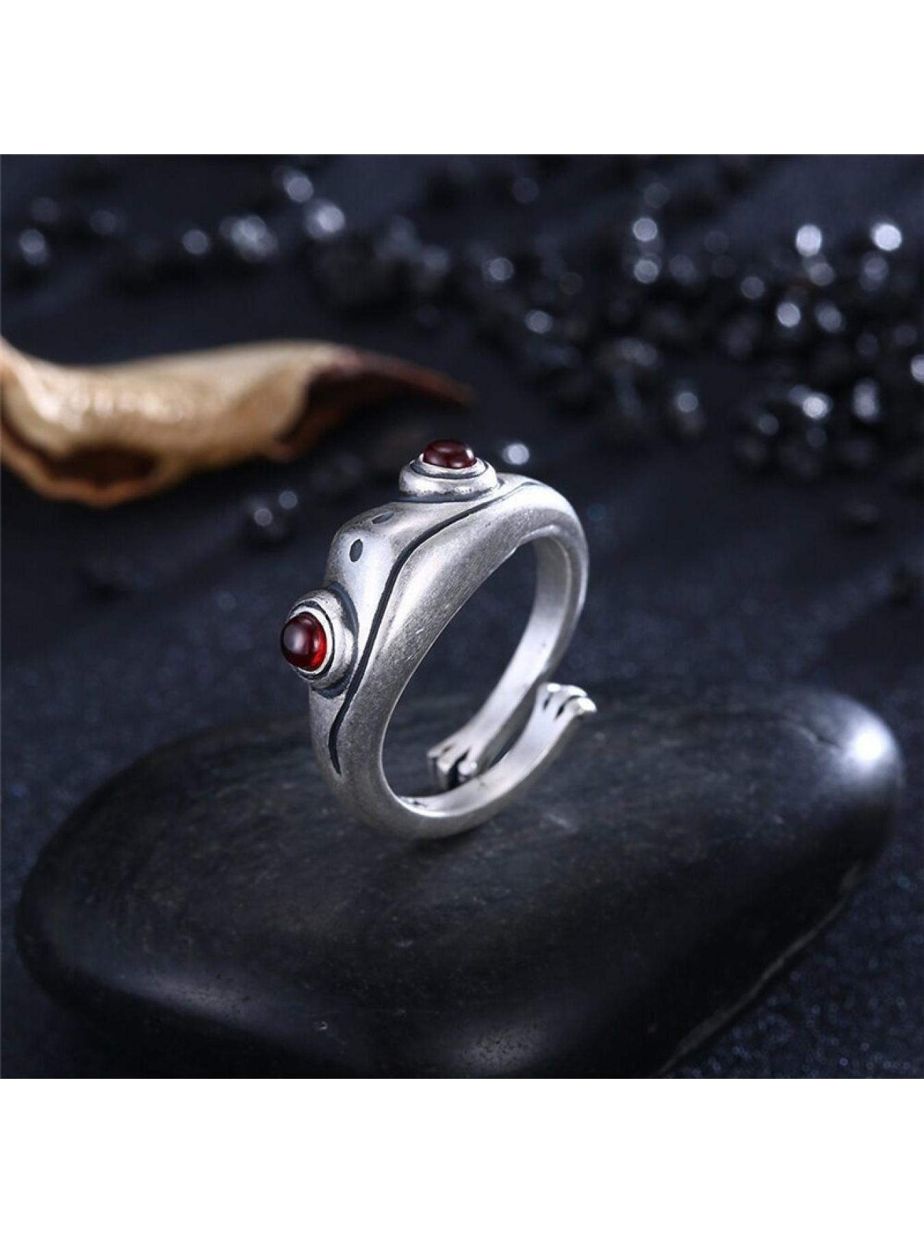 1 frog golden toad ring, retro vintage style, open ring design, personalized new style, can be worn alone or as a layered ring to match. Suitable for retro enthusiasts, trendy young people, and people with fun zodiac signs. It is a unique and eye-catching