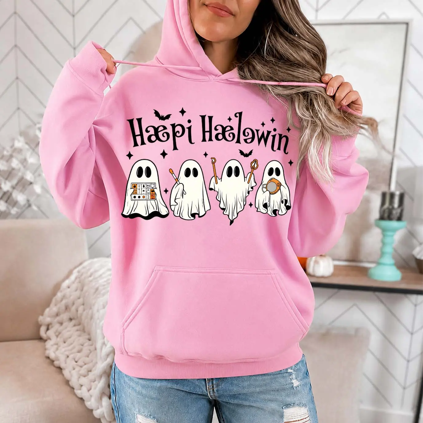 Women’s Halloween Ghost Graphic Hoodie - Cute Spooky Character, Bat Graphics Pullover Sweatshirt, Cozy Long-Sleeve Fall Top with Front Pocket, Ideal for Halloween Parties, Trick-or-Treat Nights