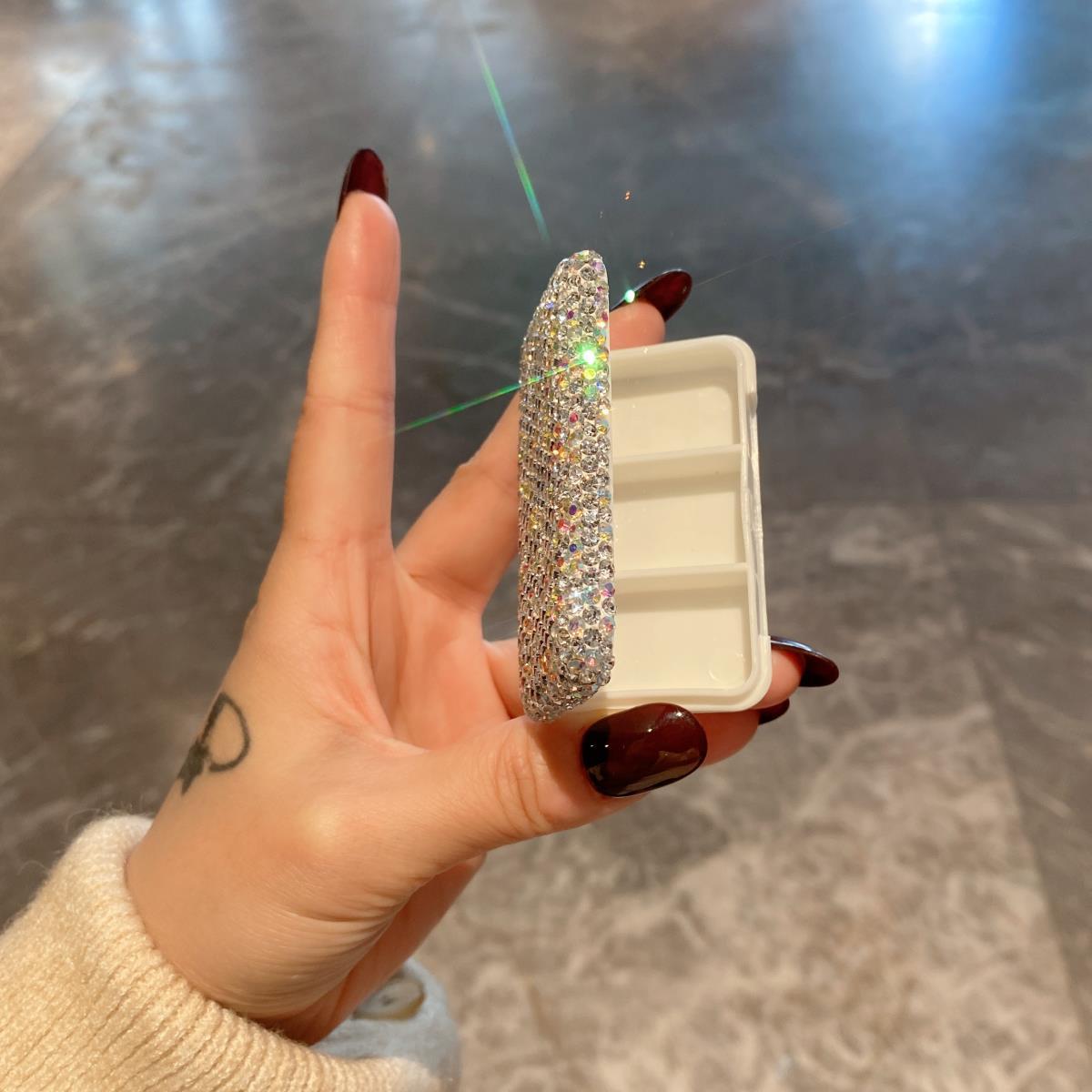 Women's Heart-Shaped Diamond Love Medicine Box - Luxury Rhinestone Metal Body Vitamin Organizer, Compact Leakproof Supplement Organizer with Multiple Compartments, Portable Travel Gear for Outdoor Leisure