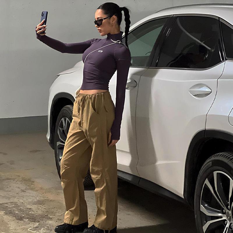 Women's Plain Zip-Up Crop Tee with Letter Patches and Stitching, Casual Trendy Mock-Neck Tight-Fitting Top for Daily Wear, Ladies' Spring & Fall Clothes