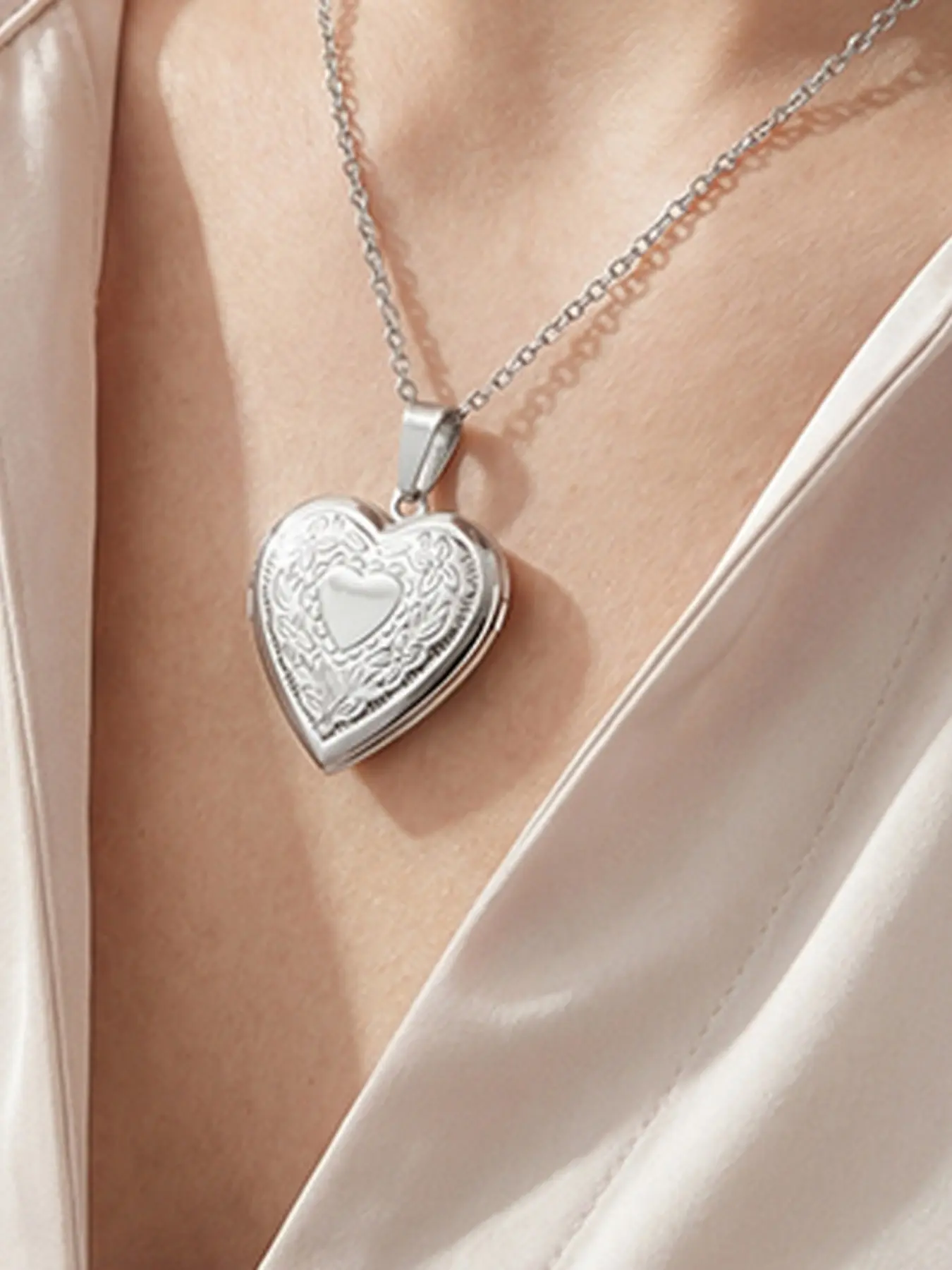 Stainless Steel Silver Color Heart Pattern Openable Round Photo Frame Pendant Necklace for Women, Elegant Jewelry Accessory, Memory Photo Pendant, Exquisite Jewelry Gift, Alloy Necklace, Durable Jewelry, Heart Design Jewelry